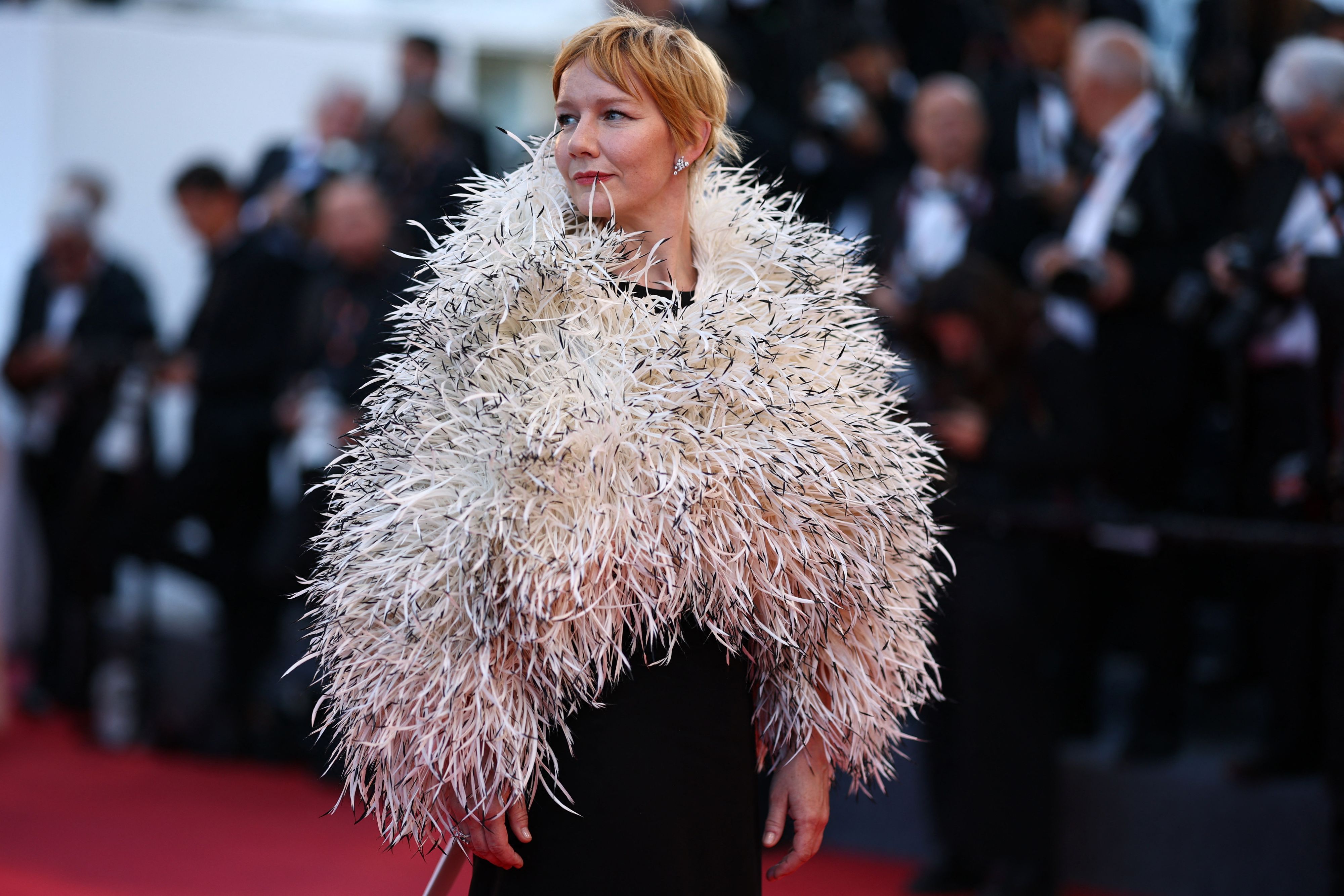 Das „Fatherland“-Ensemblemitglied Sandra Hüller posiert auf dem roten Teppich nach der Vorführung des Films „Fatherland“, der beim 79. Filmfestival von Cannes im Wettbewerb läuft.