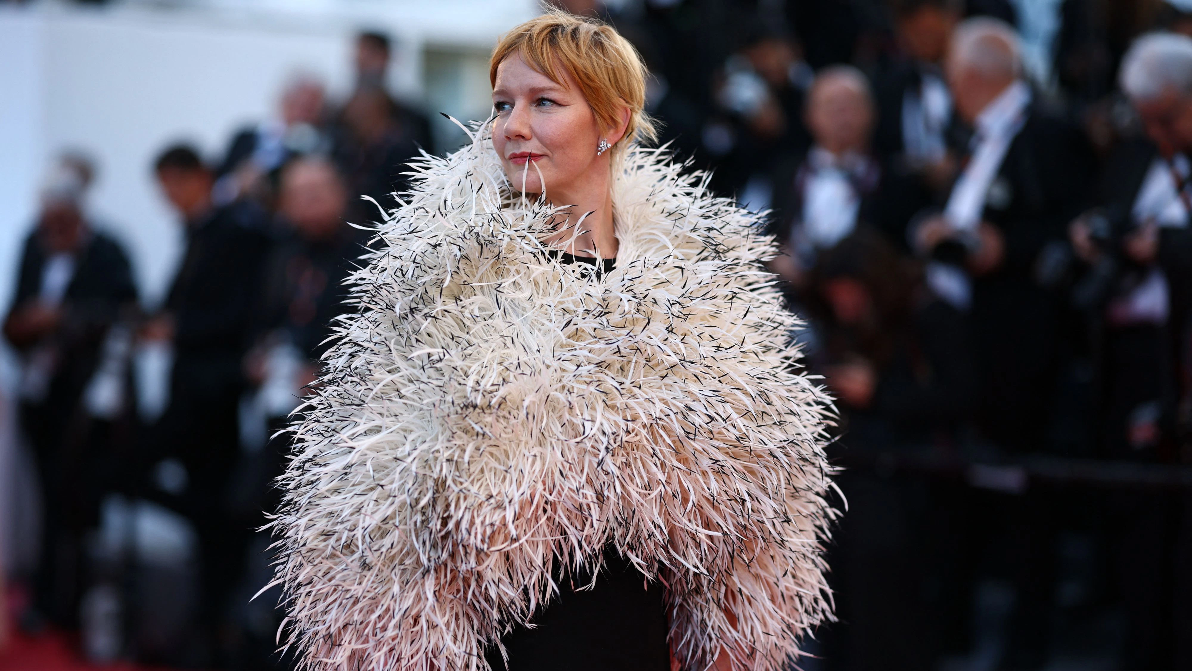 Das „Fatherland“-Ensemblemitglied Sandra Hüller posiert auf dem roten Teppich nach der Vorführung des Films „Fatherland“, der beim 79. Filmfestival von Cannes im Wettbewerb läuft.