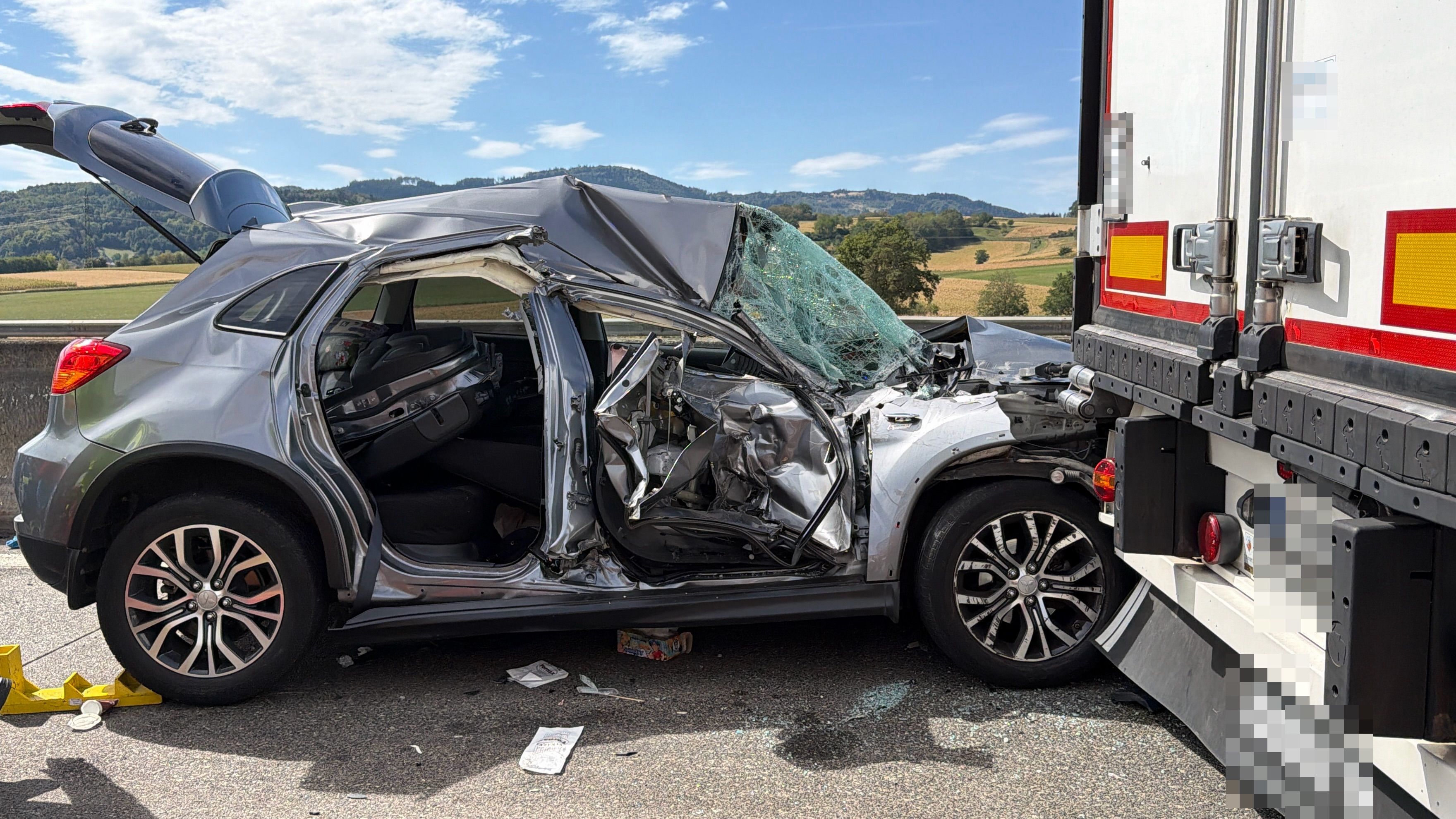 Eine Person wurde im völlig demolierten Wagen eingeklemmt.