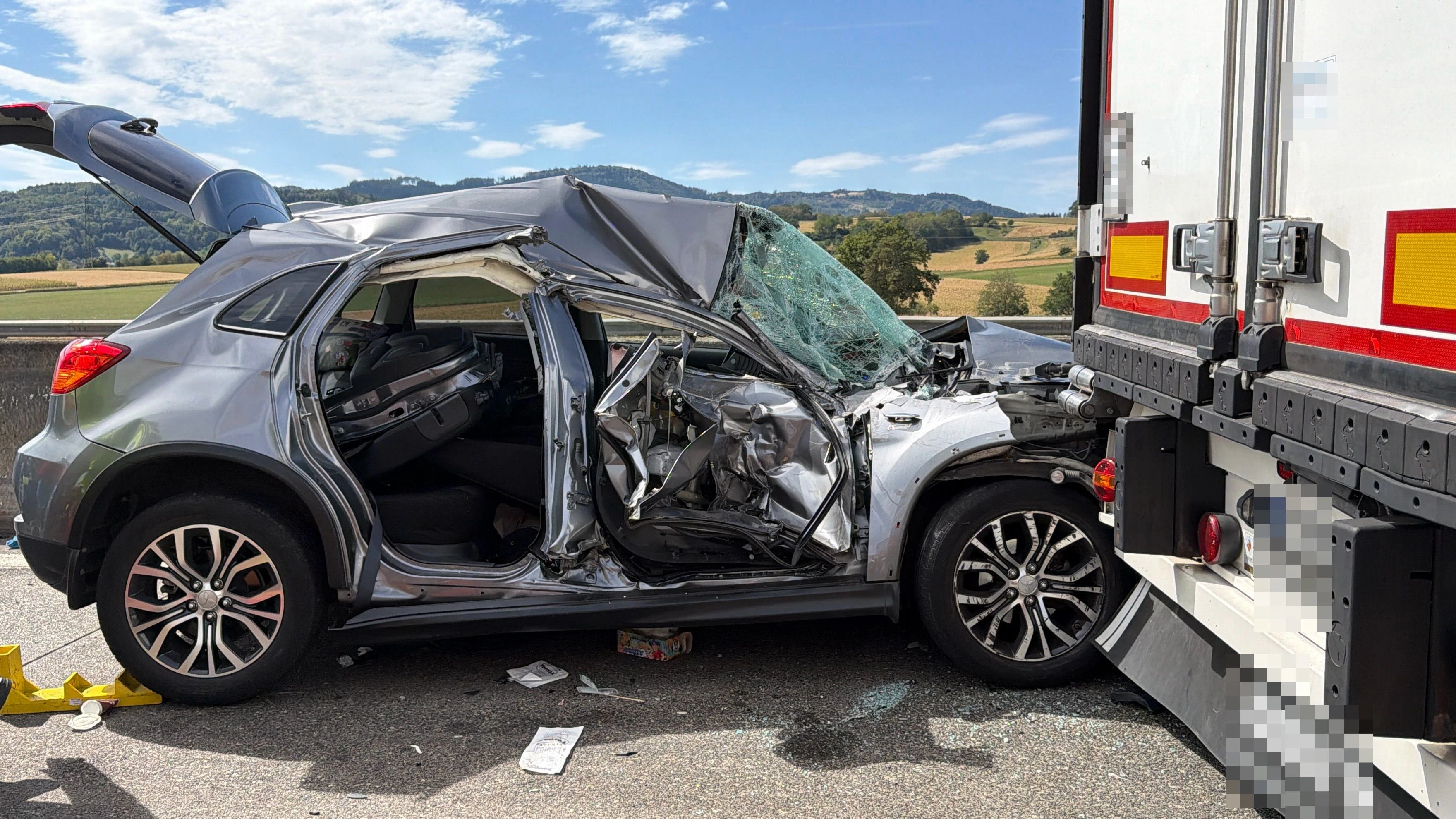Eine Person wurde im völlig demolierten Wagen eingeklemmt.