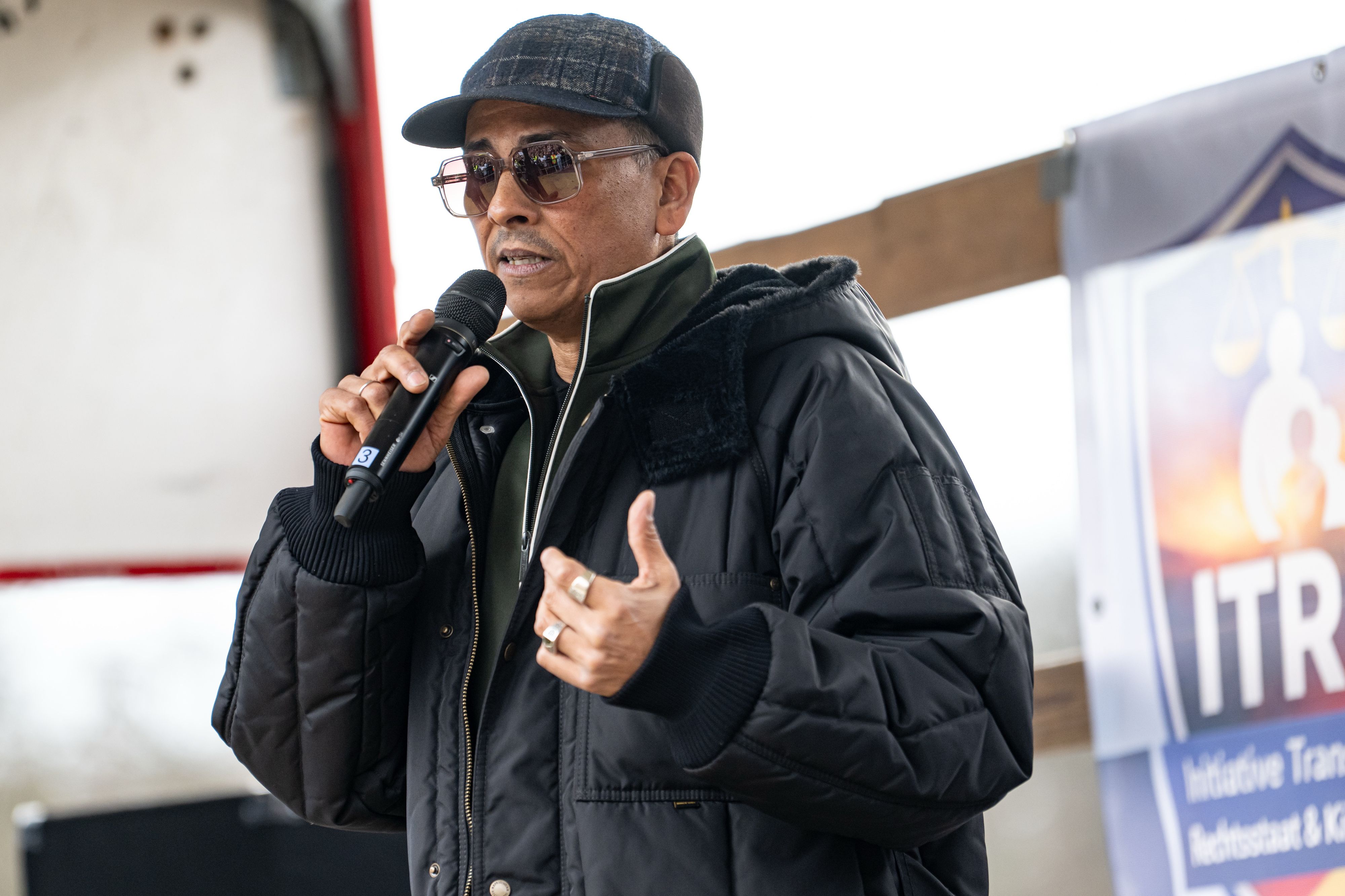  Naidoo soll laut Anklagebehörde zwischen Dezember 2020 und April 2021 über einen Telegram-Kanal antisemitische und den Holocaust leugnende Inhalte veröffentlicht haben.