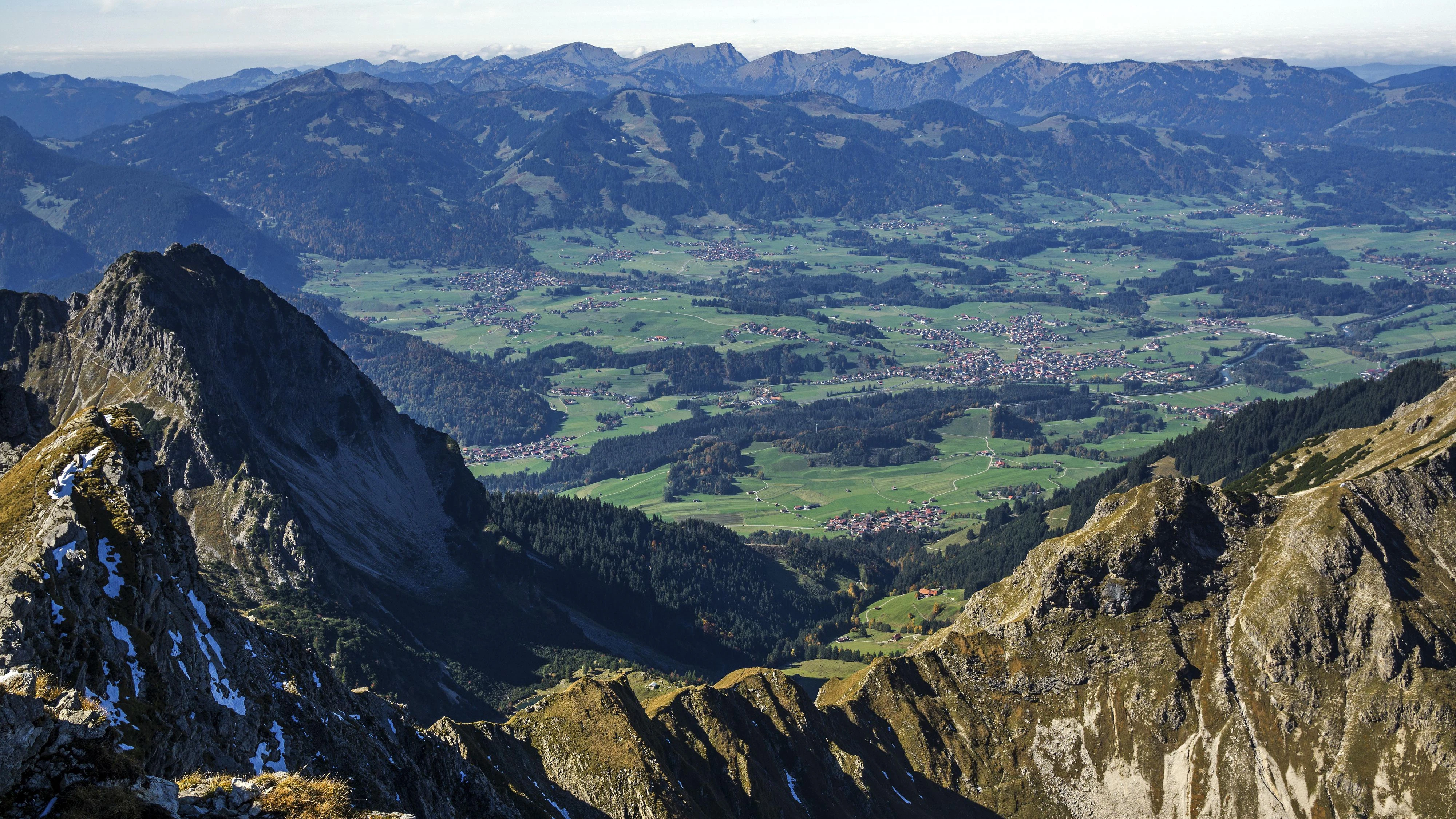 Ausblick vom Nebelhorn auf Allgäuer Alpen, hinten Ortschaften im Illertal, links Rubihorn, Oberstdorf.