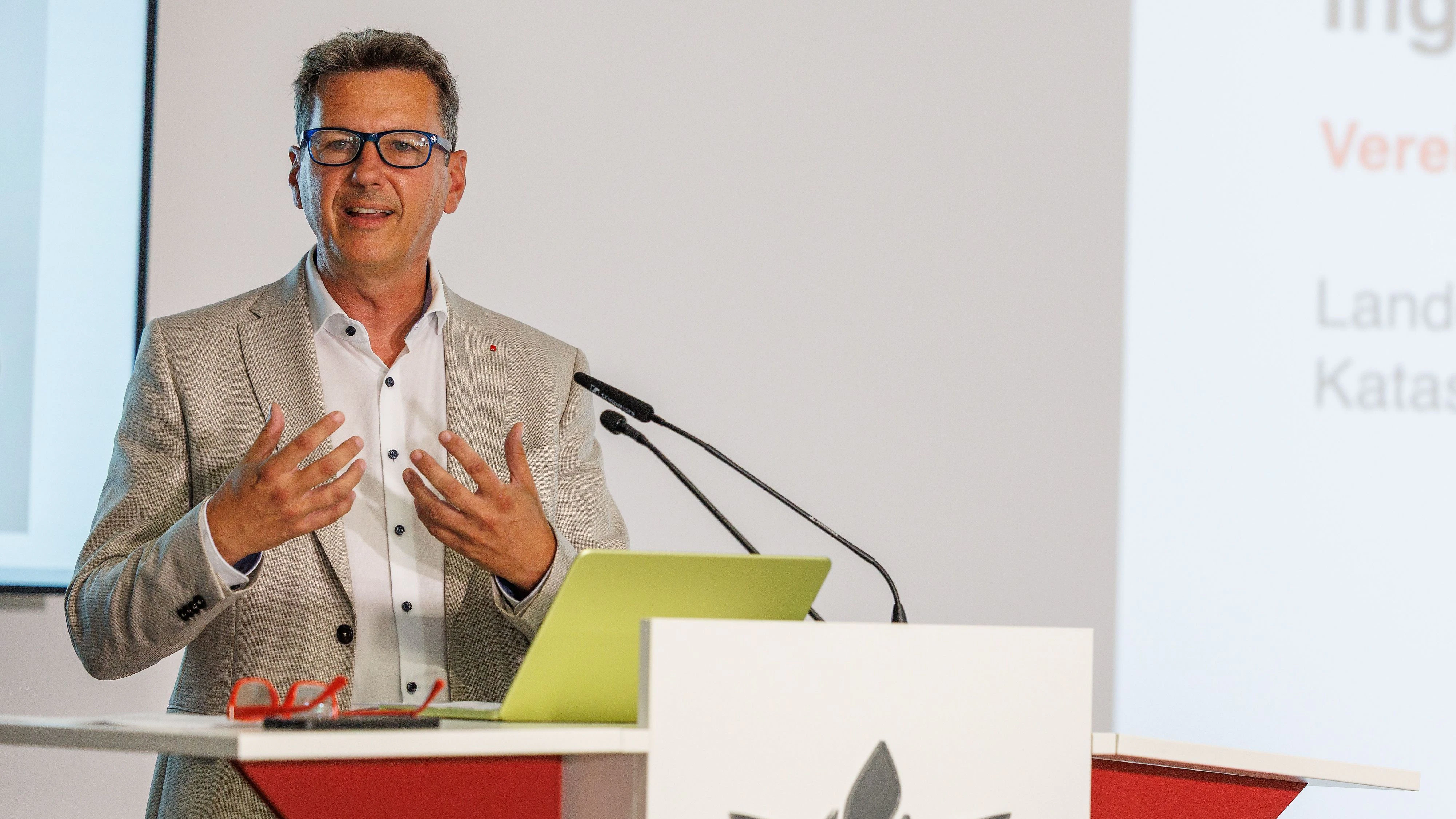 Kärntens Landeshauptmann Daniel Fellner präsentiert die neue Ehrenamtskarte.