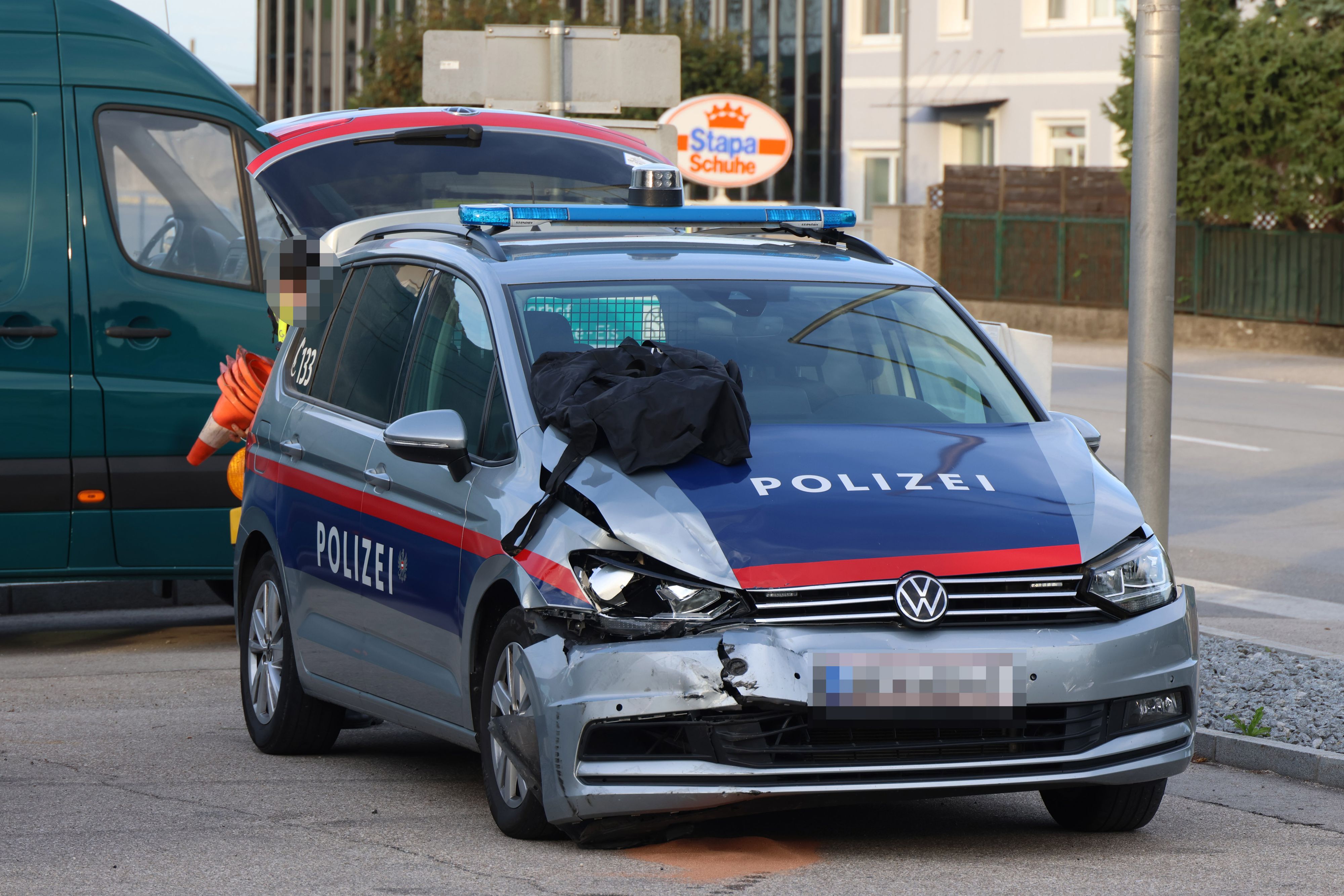 Heftiger Unfall in Edt bei Lambach: Ein Streifenwagen und ein Pkw kollidierten auf der B144. Die Kreuzung war nur erschwert passierbar.