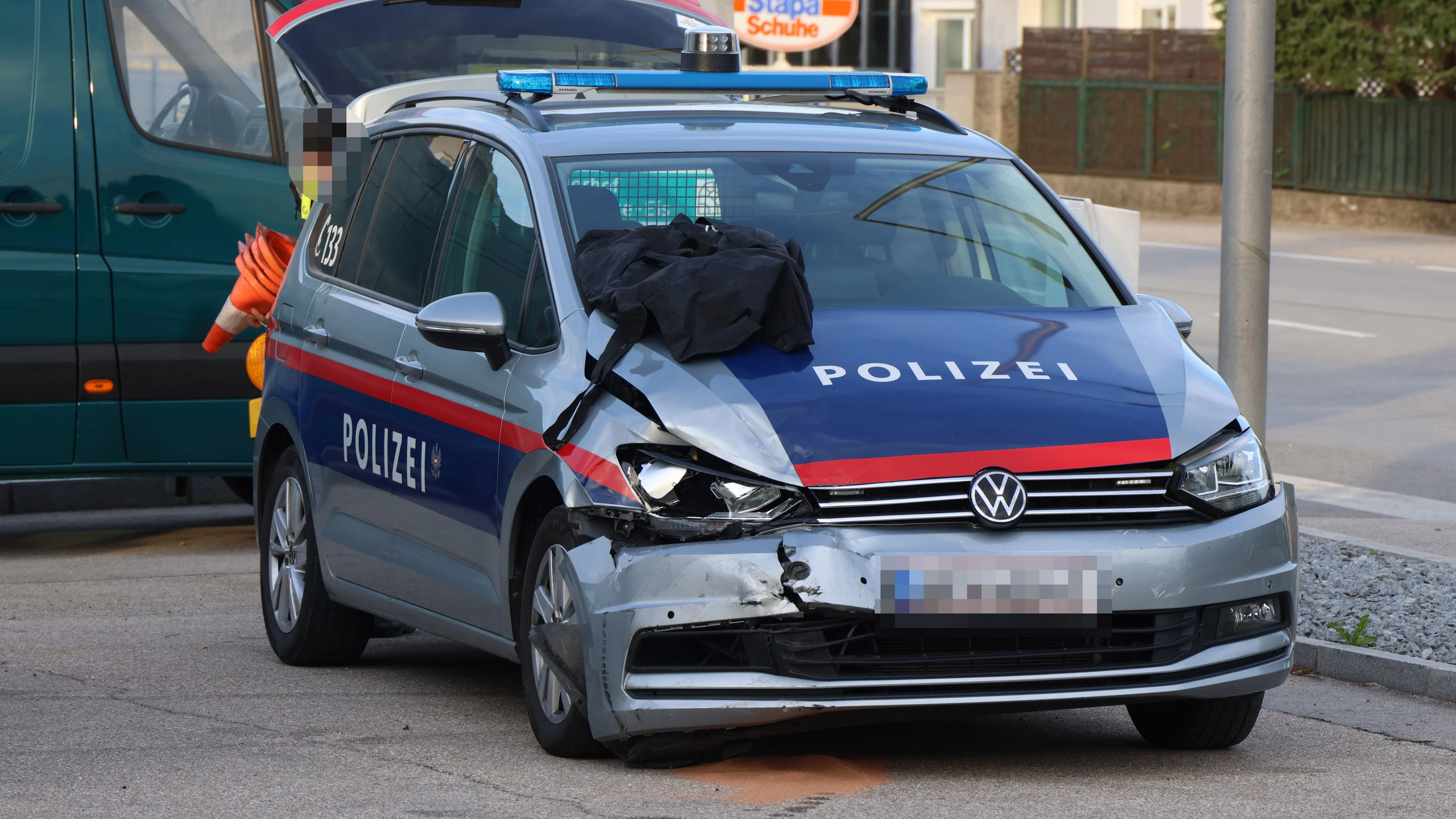Heftiger Unfall in Edt bei Lambach: Ein Streifenwagen und ein Pkw kollidierten auf der B144. Die Kreuzung war nur erschwert passierbar.