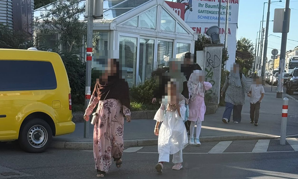 Kinder kamen trotz Kopftuchverbots verhüllt