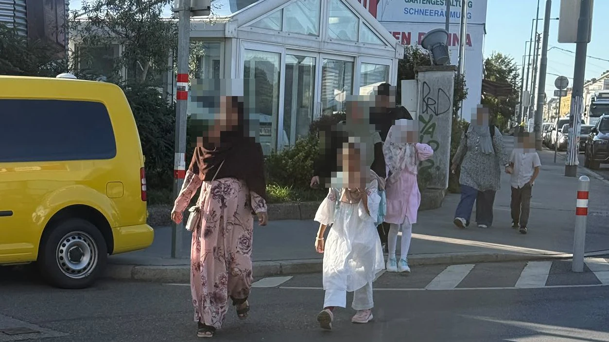 Kinder kamen trotz Kopftuchverbots verhüllt