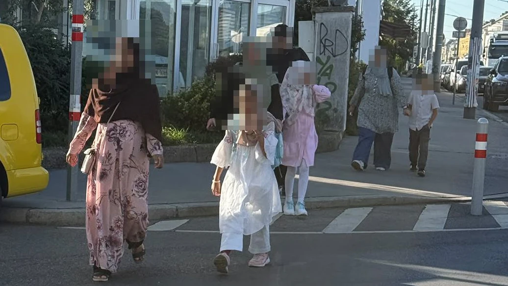 Kinder kamen trotz Kopftuchverbots verhüllt