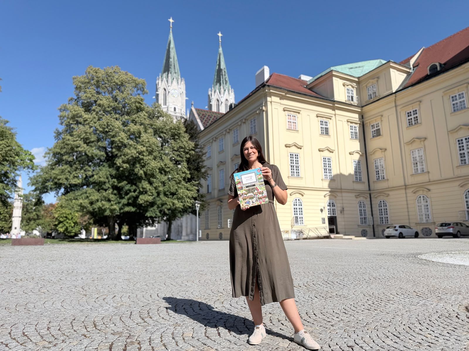 Ines Wohlmuth mit ihrem neuen Wimmelbuch