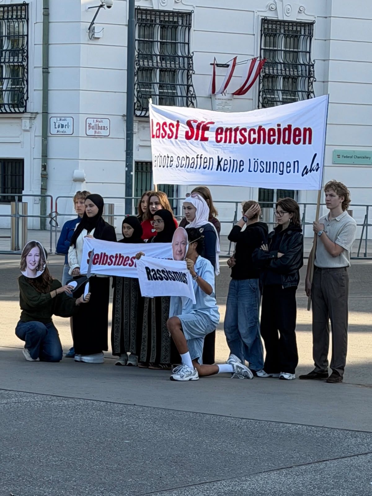 Am Montagvormittag kam es vor dem Bundeskanzleramt zu einer Protestkundgebung. 