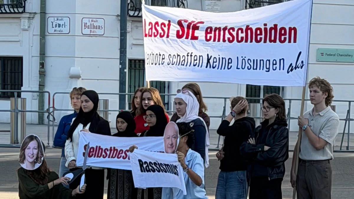 Heute.at - Rassismus! Kopftuch-Demo vor dem Kanzleramt in Wien