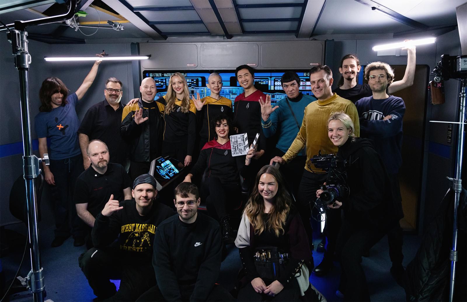 Die Crew und der Cast von Star Trek nach den Dreharbeiten einer weiteren Folge.