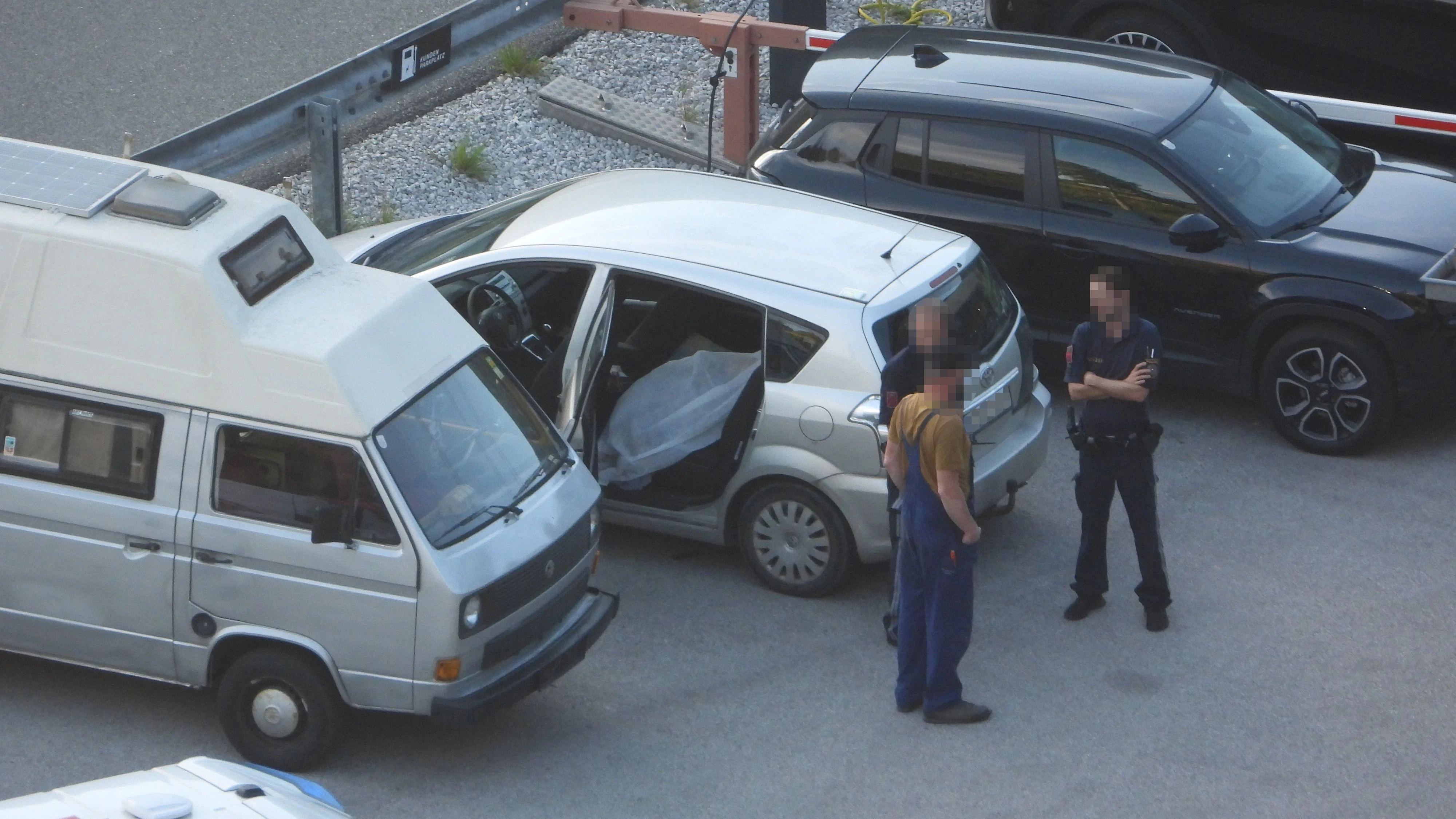 Heute.at - Mitarbeiter entdeckt in abgeschlepptem Auto eine Leiche