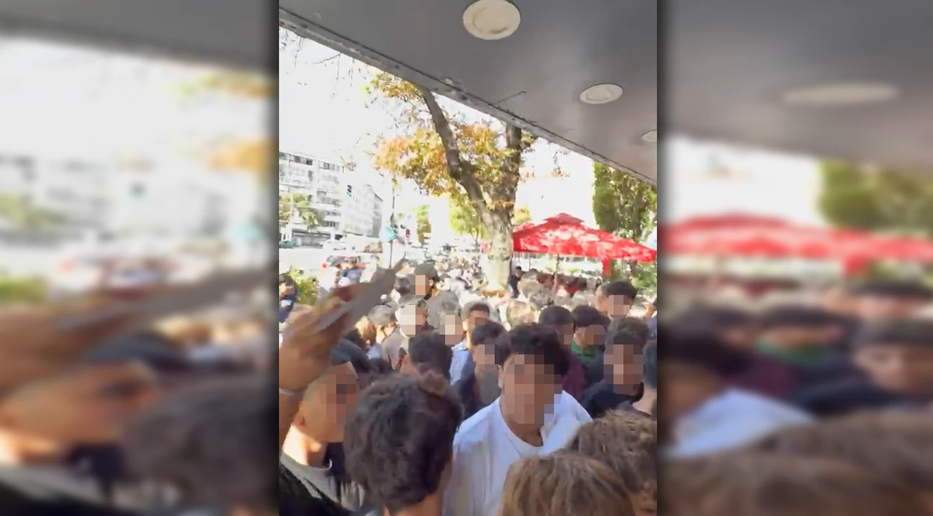 Riesiger Ansturm auf den Gratis-Döner bei Fedis in Wien-Favoriten. 