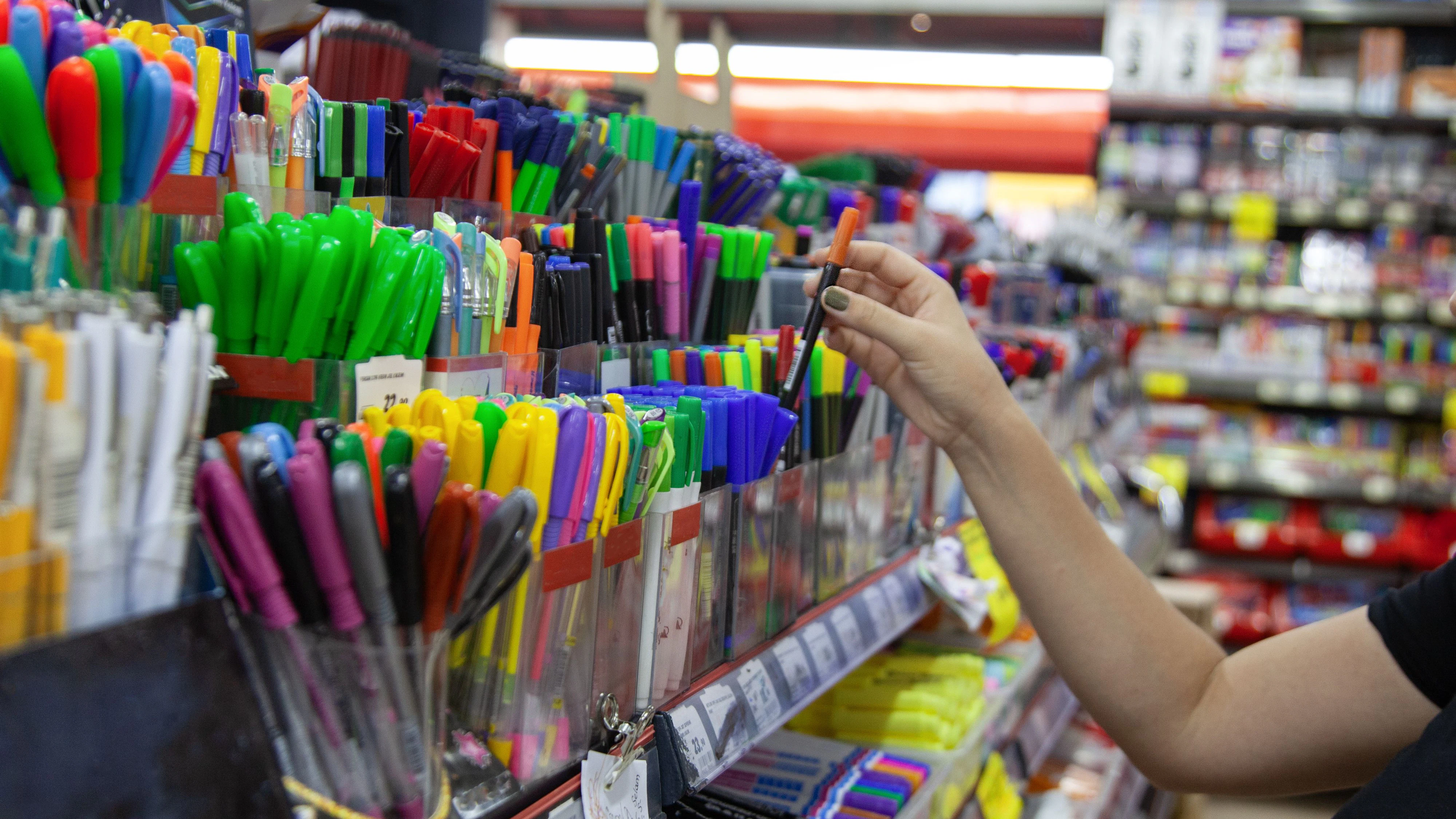Buying sStifte, Blöcke und Co.: Schulutensilien werden immer teurer.chool supplies