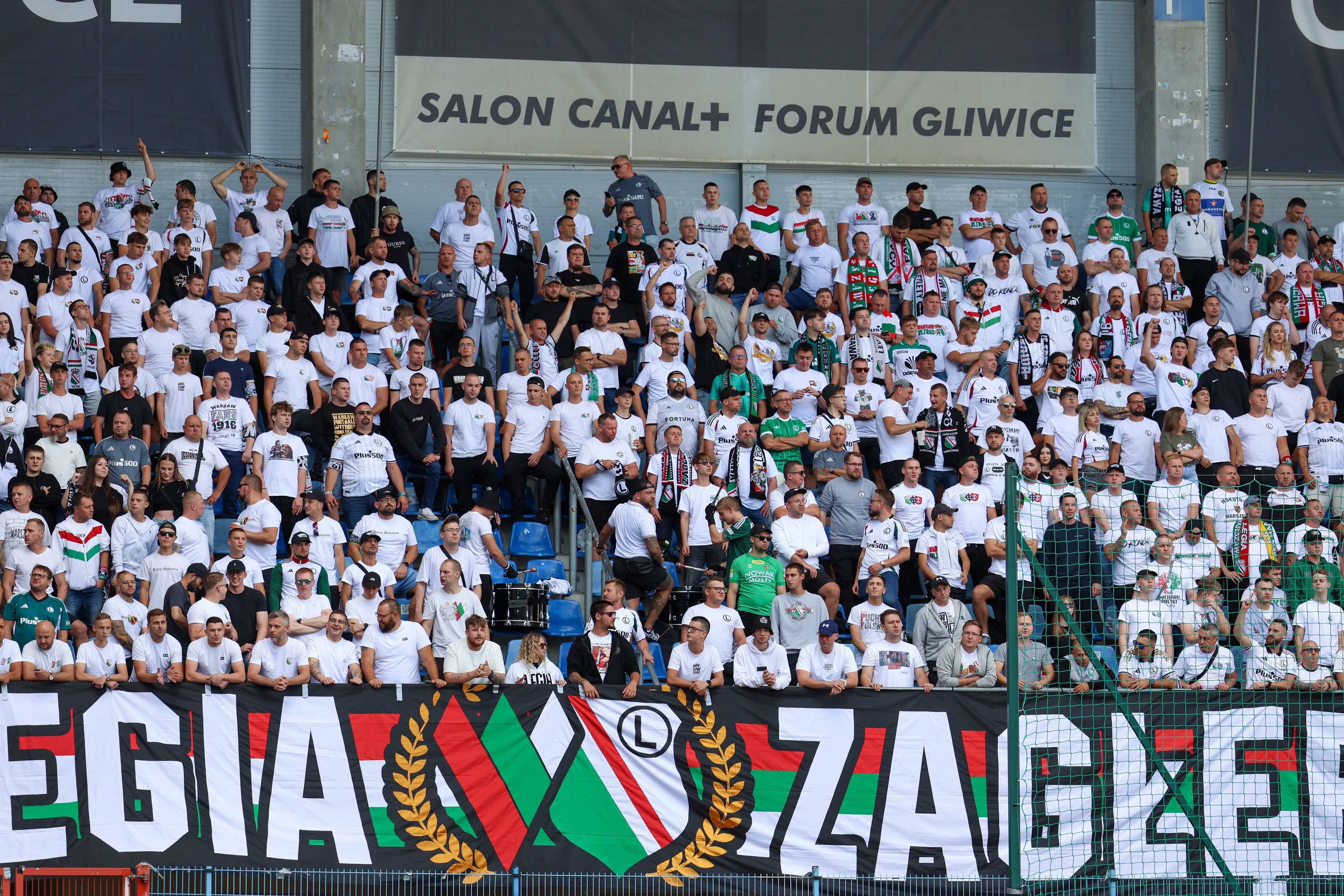 Bei den Verdächtigen handelt es sich um Anhänger des polnische Klubs Legia Warschau. (Symbolbild)