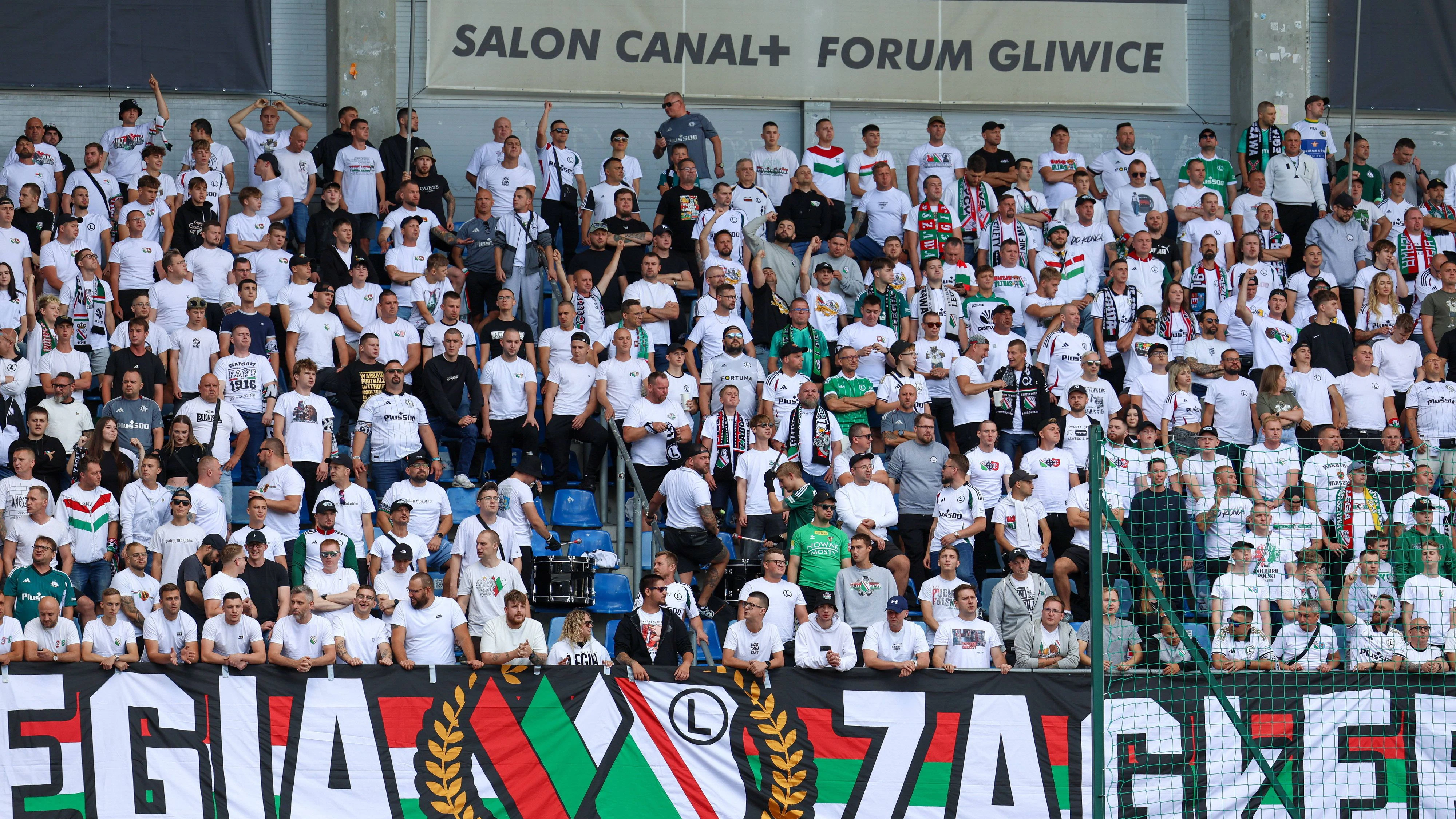 Bei den Verdächtigen handelt es sich um Anhänger des polnische Klubs Legia Warschau. (Symbolbild)