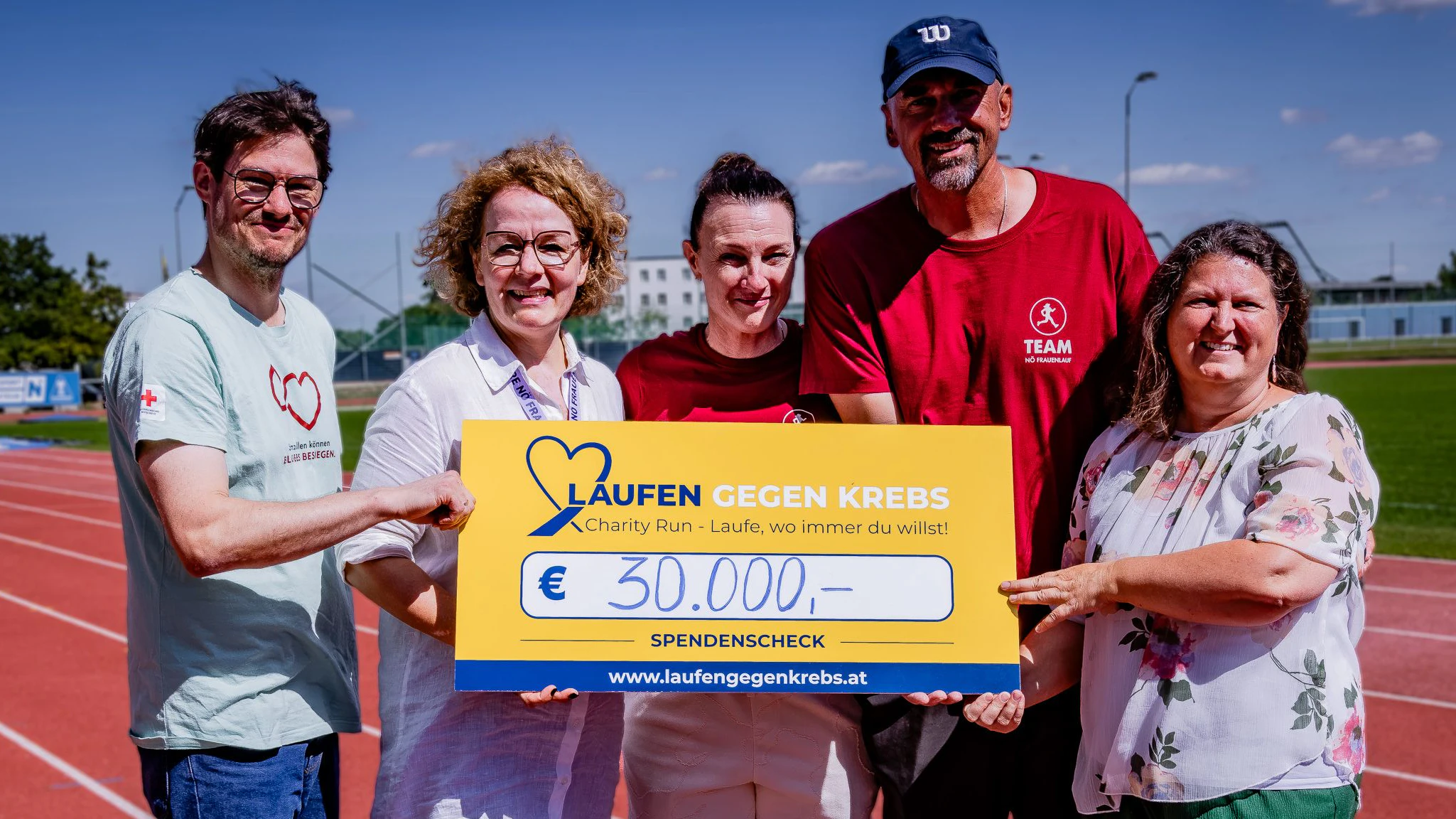 v.l.n.r.: Matthias Schmid (Leiter Rotes Kreuz Stammzellspende), Landesrätin Christiane Teschl-Hofmeister, Christian und Ursula Kohl (Organisatoren NÖ Frauenlauf), Sabine Caslavka (Österreichische Krebshilfe NÖ)