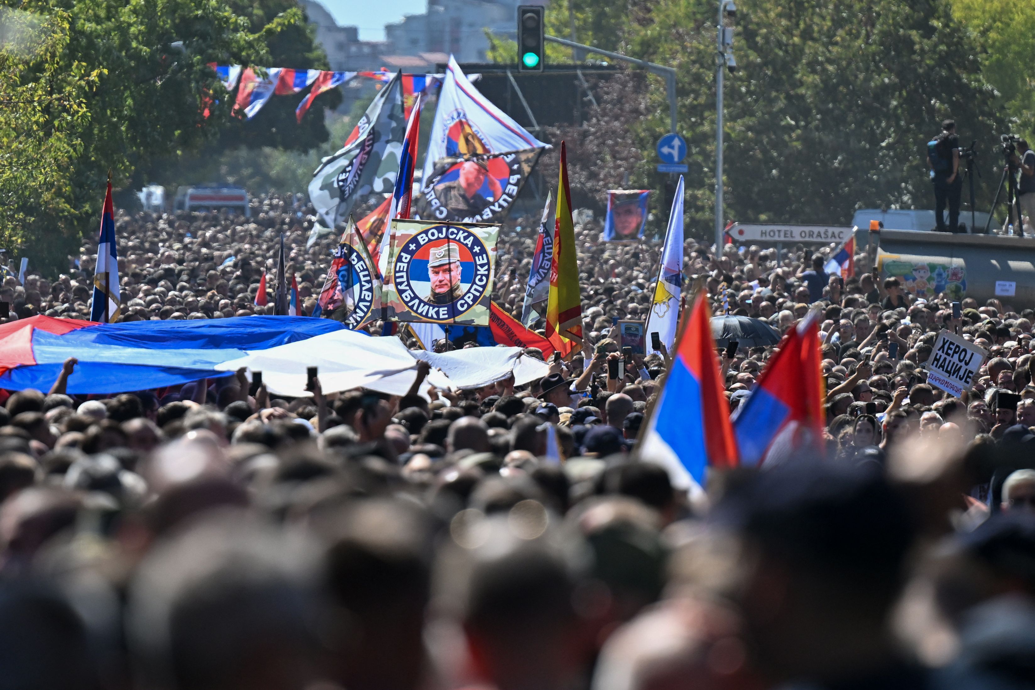 Tausende Menschen haben sich in Belgrad versammelt, um vom verurteilten Kriegsverbrecher Ratko Mladić Abschied zu nehmen.