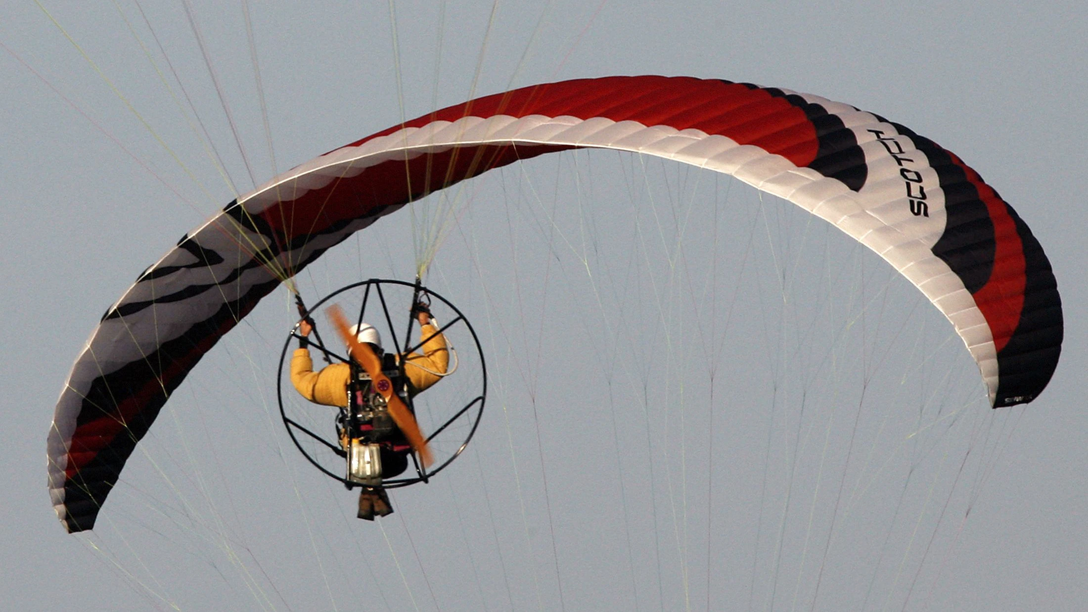 Powered paraglides flies over the Lucko airport during an air show near Croatia's capital of Zagreb September 22, 2007.  REUTERS/Nikola Solic (CROATIA)