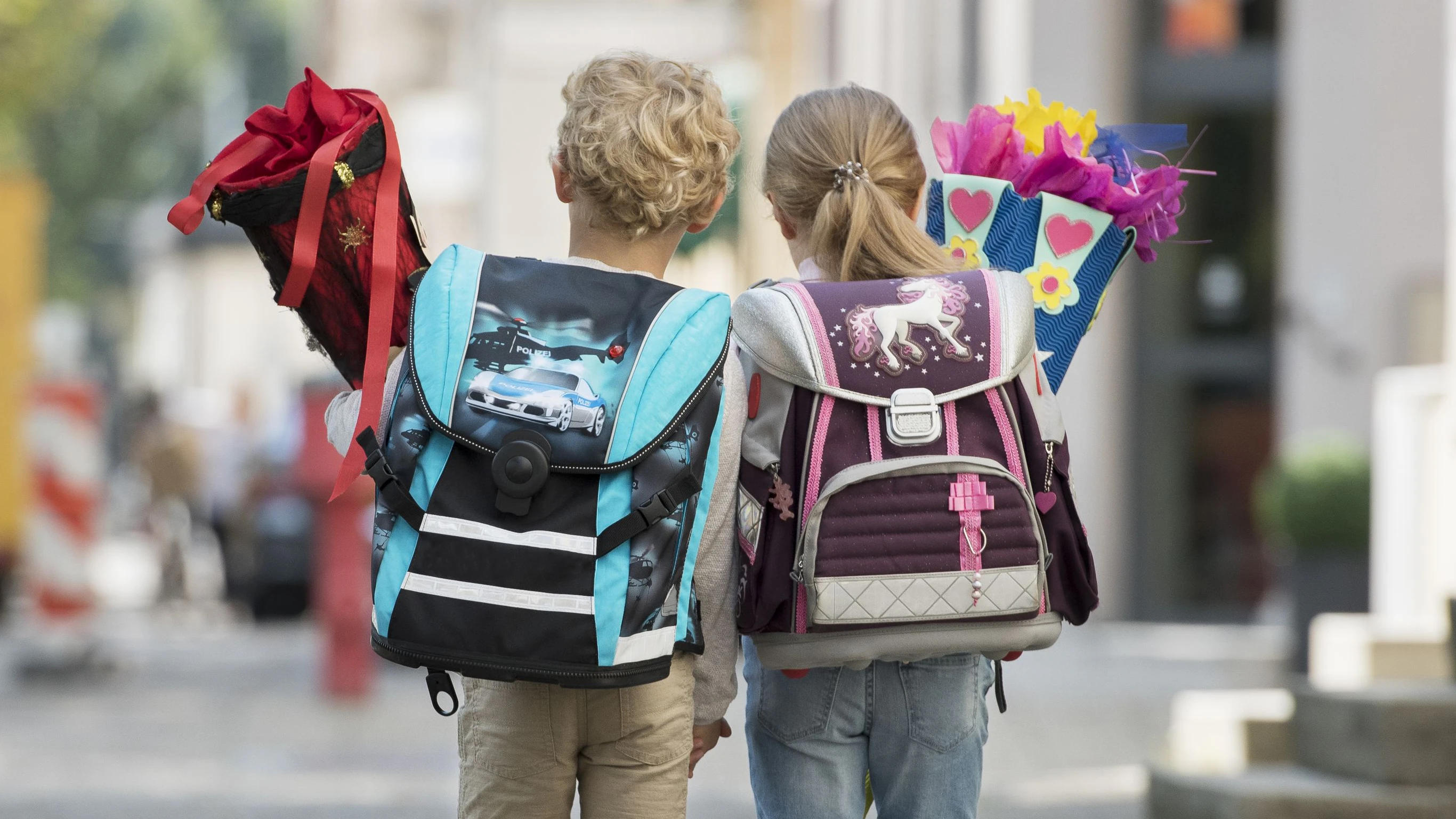 Zwei Kinder mit Schultuete auf Schulweg, von hinten (model-released)