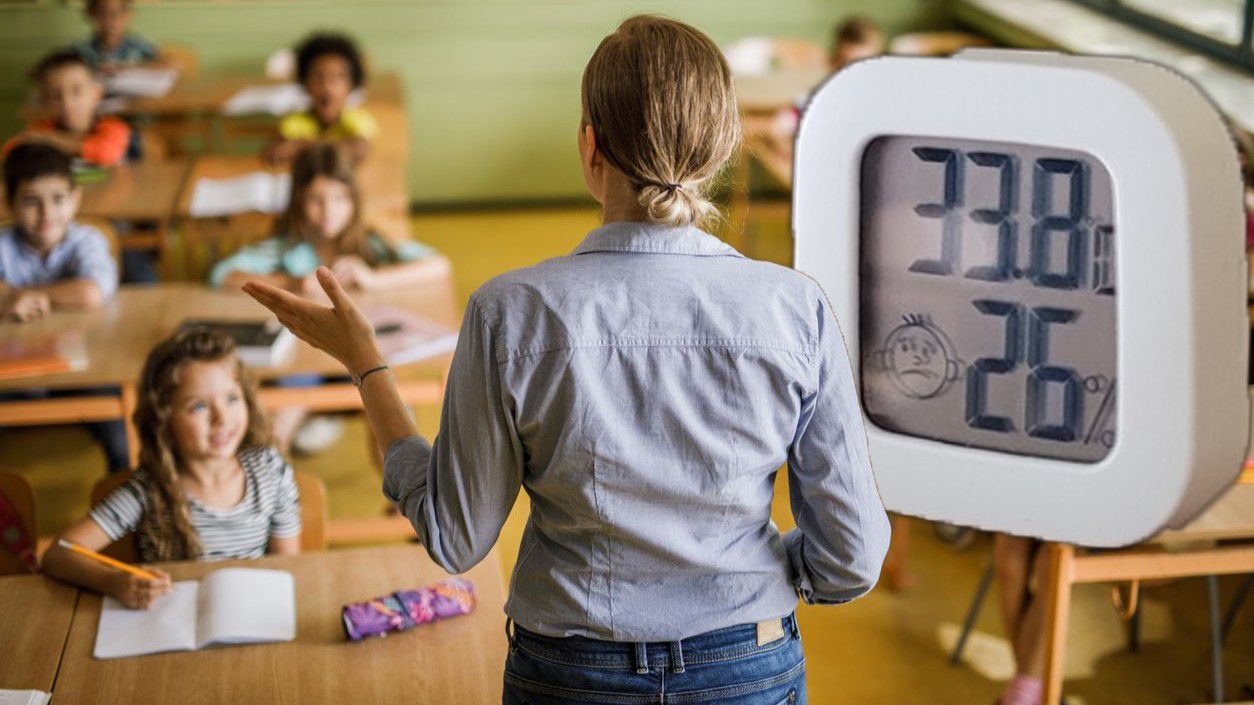 Die Freude auf die Schüler sowie neue Projekte ist groß. Doch ein Problem überschattete die Vorbereitungen: die Hitze im Gebäude.