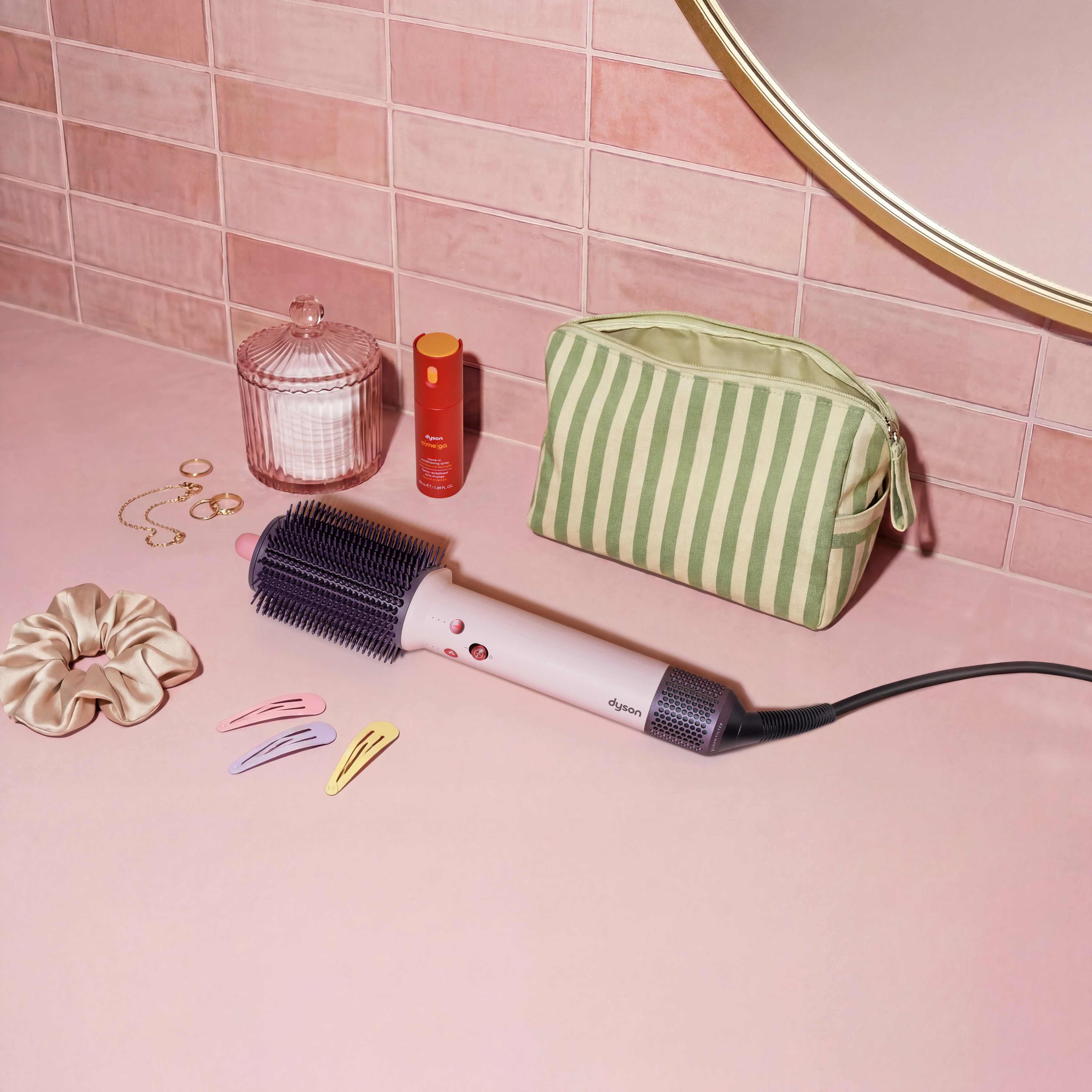 Trocknen, glätten und Volumen schaffen: Die neue Dyson Airsmooth vereint mehrere Styling-Schritte in einem Tool.