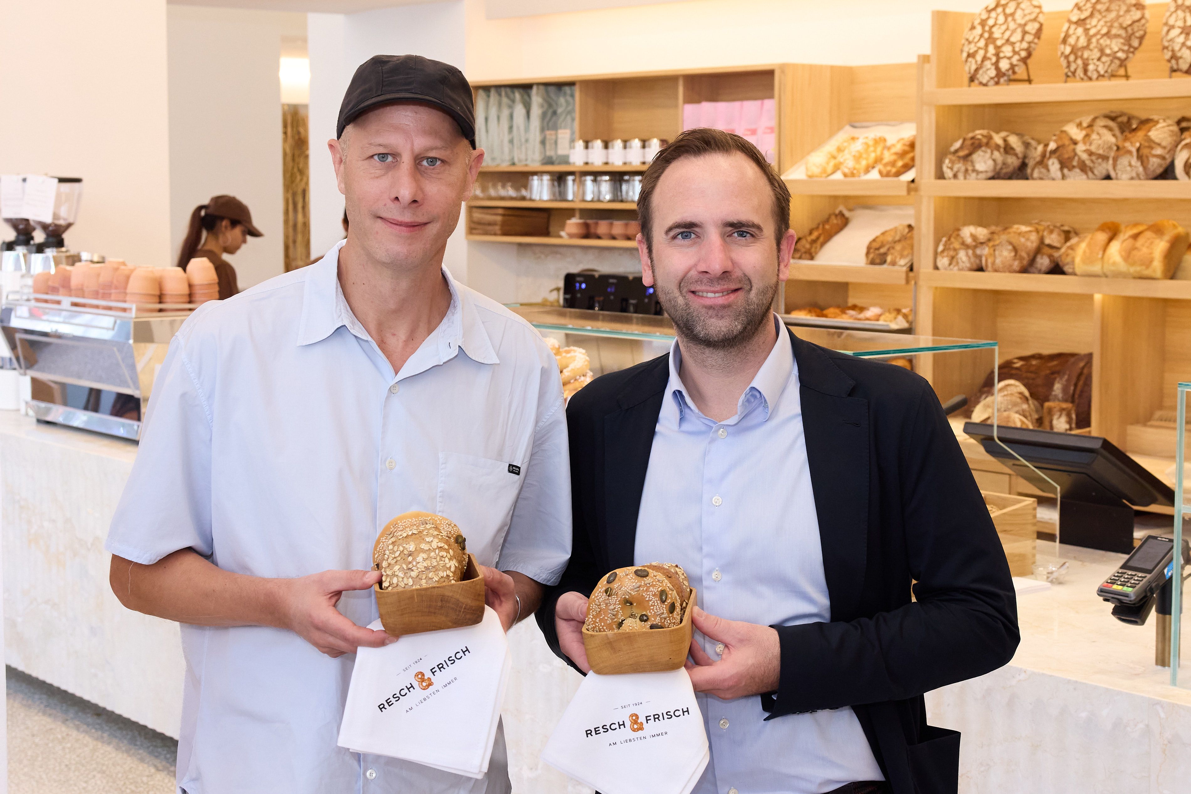 Machen jetzt gemeinsame Sache: Josef Weghaupt (l.), Eigentümer und Geschäftsführer Joseph Brot, und Georg Resch, Eigentümer und Geschäftsführer von Resch&Frisch