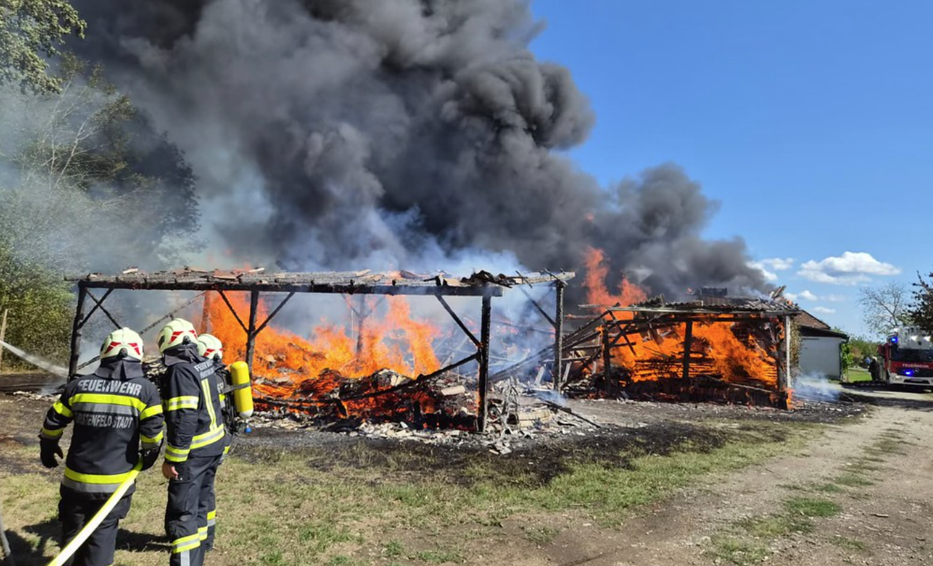 Rund 100 Einsatzkräfte standen bei dem Großbrand im Einsatz.