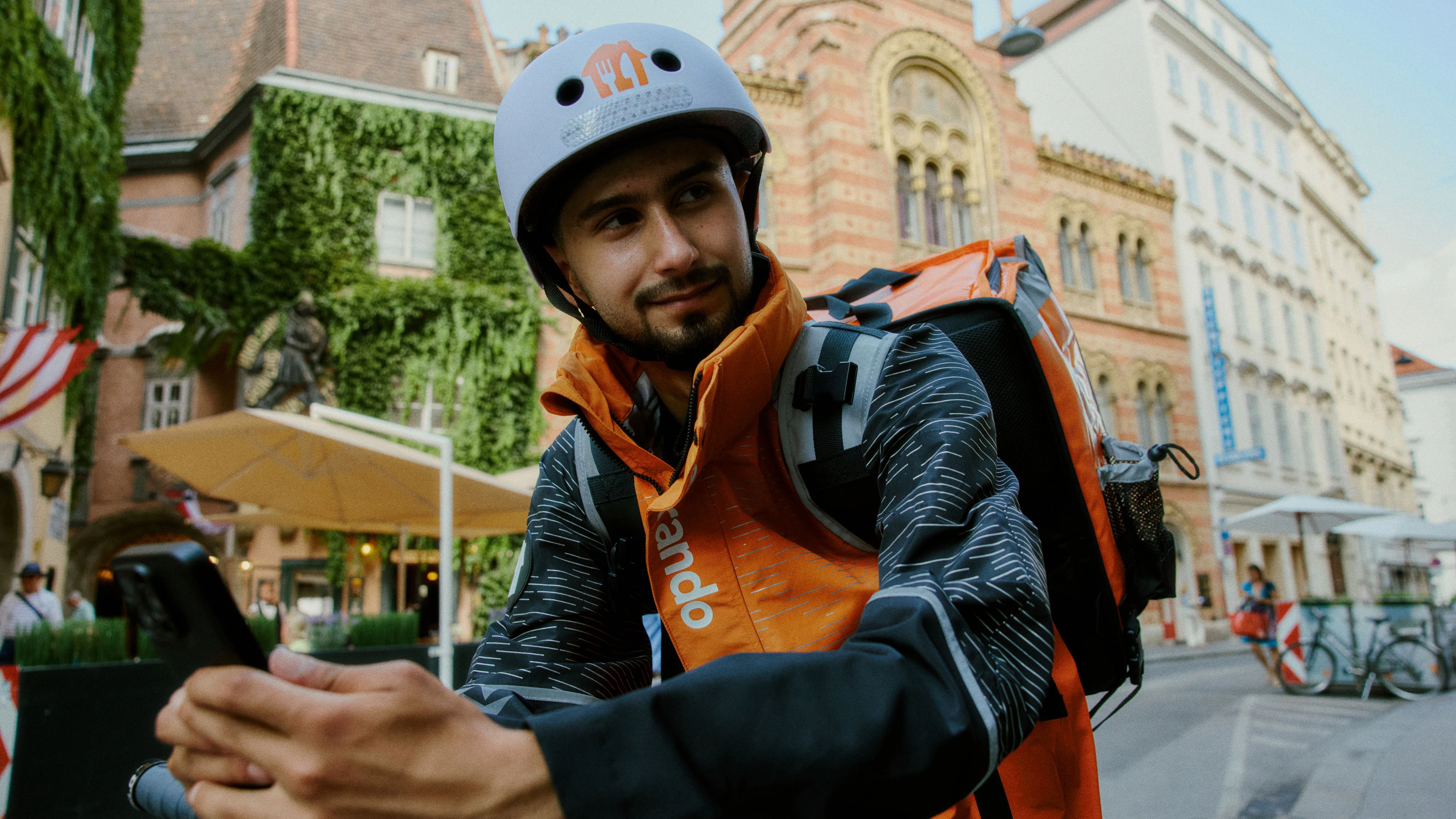 Lieferando-Kuriere schätzen die Flexibilität und Selbstbestimmung bei ihrem Job ganz besonders. Ein paar Wünsche haben sie dennoch offen.