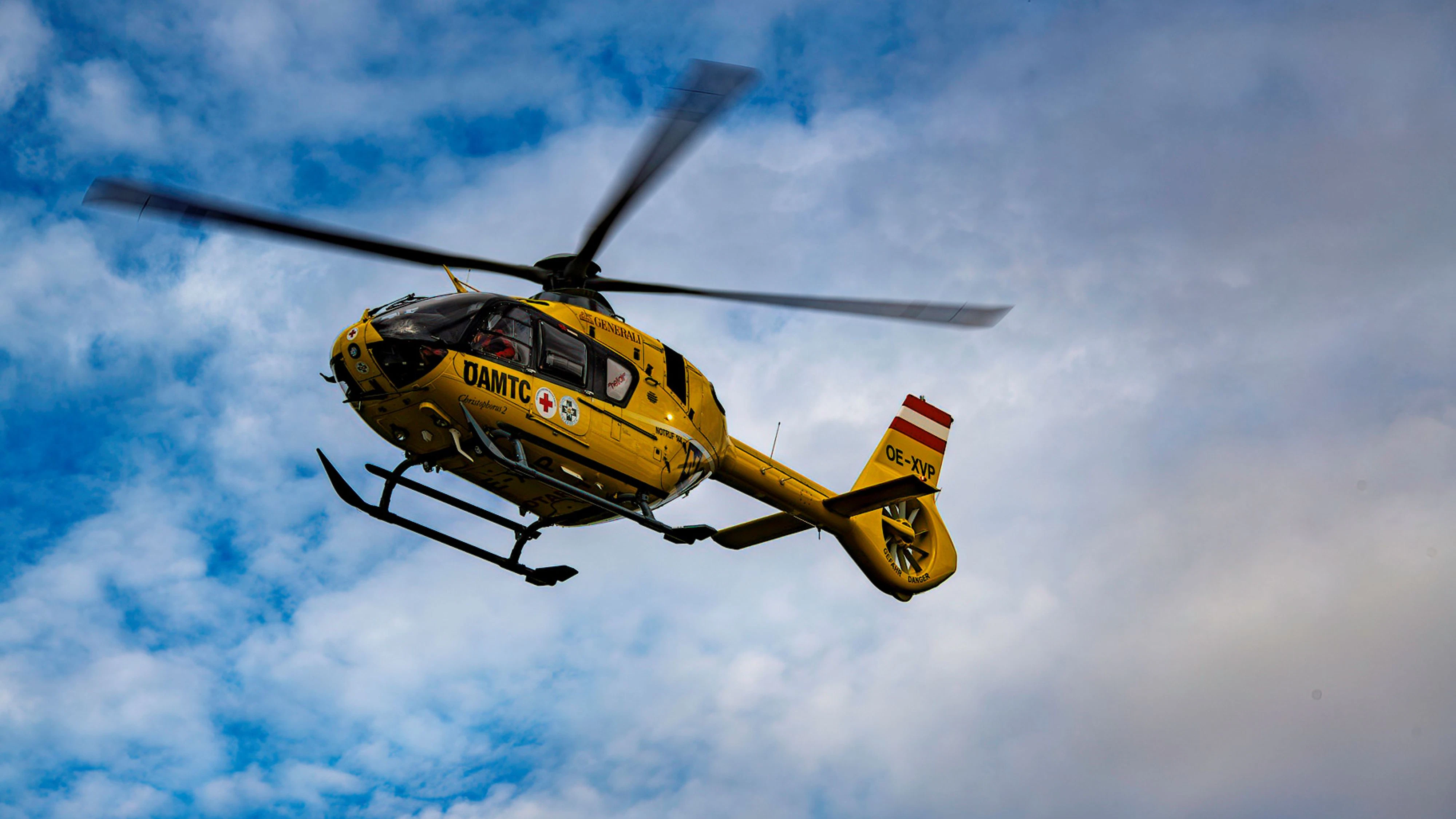 Der Mann wurde mit schweren Verletzungen ins Spital gebracht.
