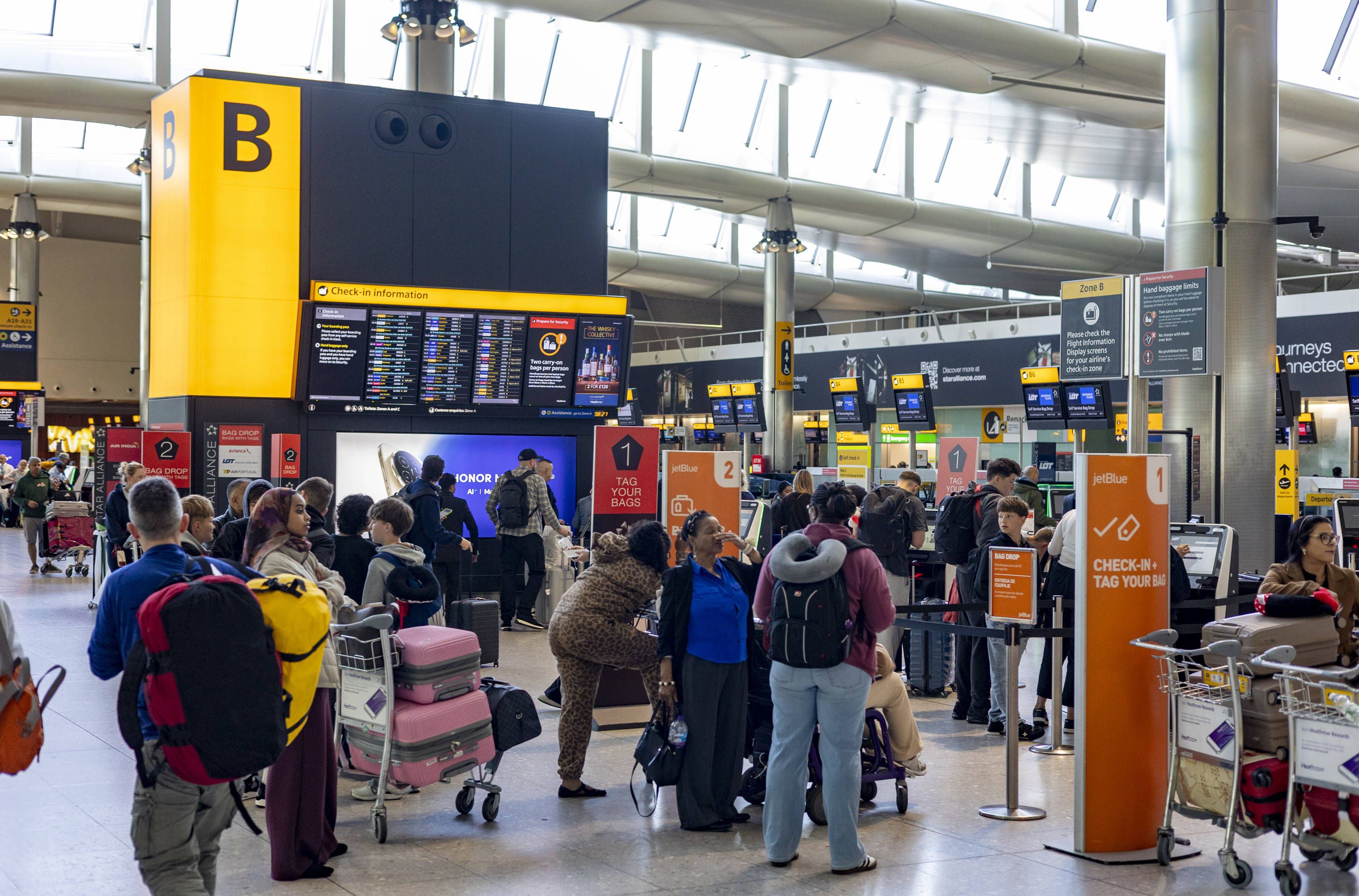 Passagiere müssen sich auf lange Wartezeiten einstellen.