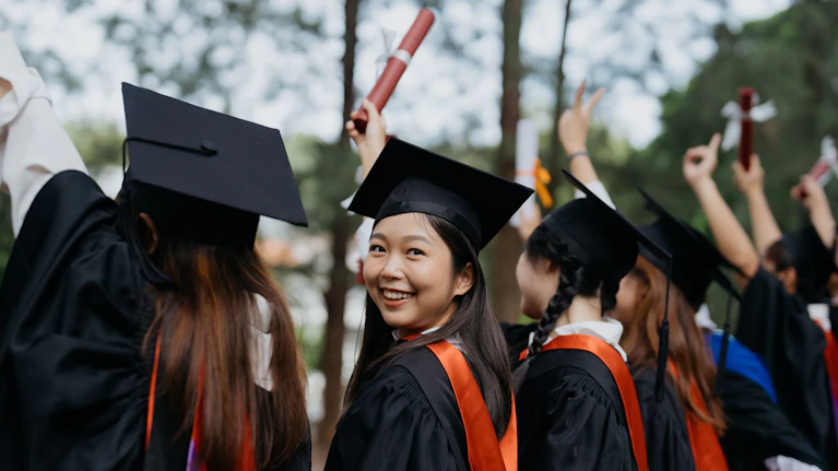 Die Ergebnisse der neuen PISA-Studie über das Bildungsniveau stellen vor allem den europäischen Ländern ein schlechtes Zeugnis aus. Wer nach Schuldigen dafür sucht, wird gleich mehrfach fündig. Während man China und Ostasien generell offenbar vieles richtig macht.