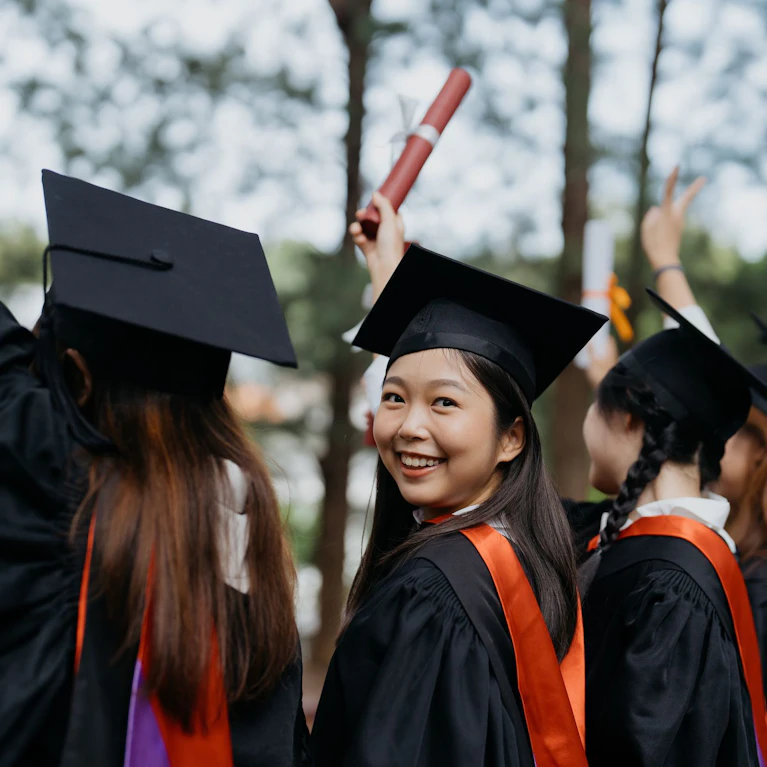 Die Ergebnisse der neuen PISA-Studie über das Bildungsniveau stellen vor allem den europäischen Ländern ein schlechtes Zeugnis aus. Wer nach Schuldigen dafür sucht, wird gleich mehrfach fündig. Während man China und Ostasien generell offenbar vieles richtig macht.
