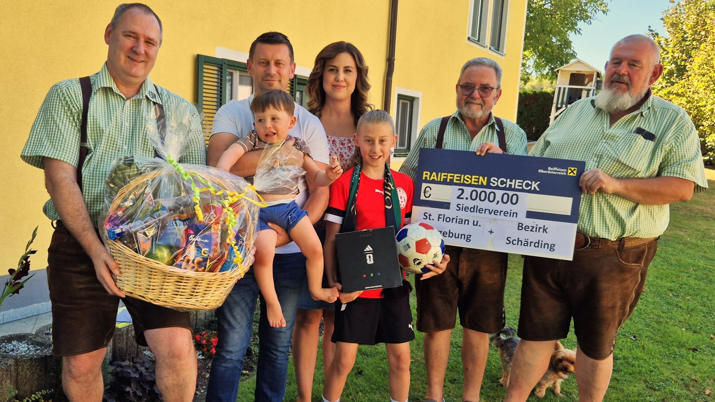Die Familie von Benedikt durfte sich über eine großzügige Spende und Geschenke freuen.
