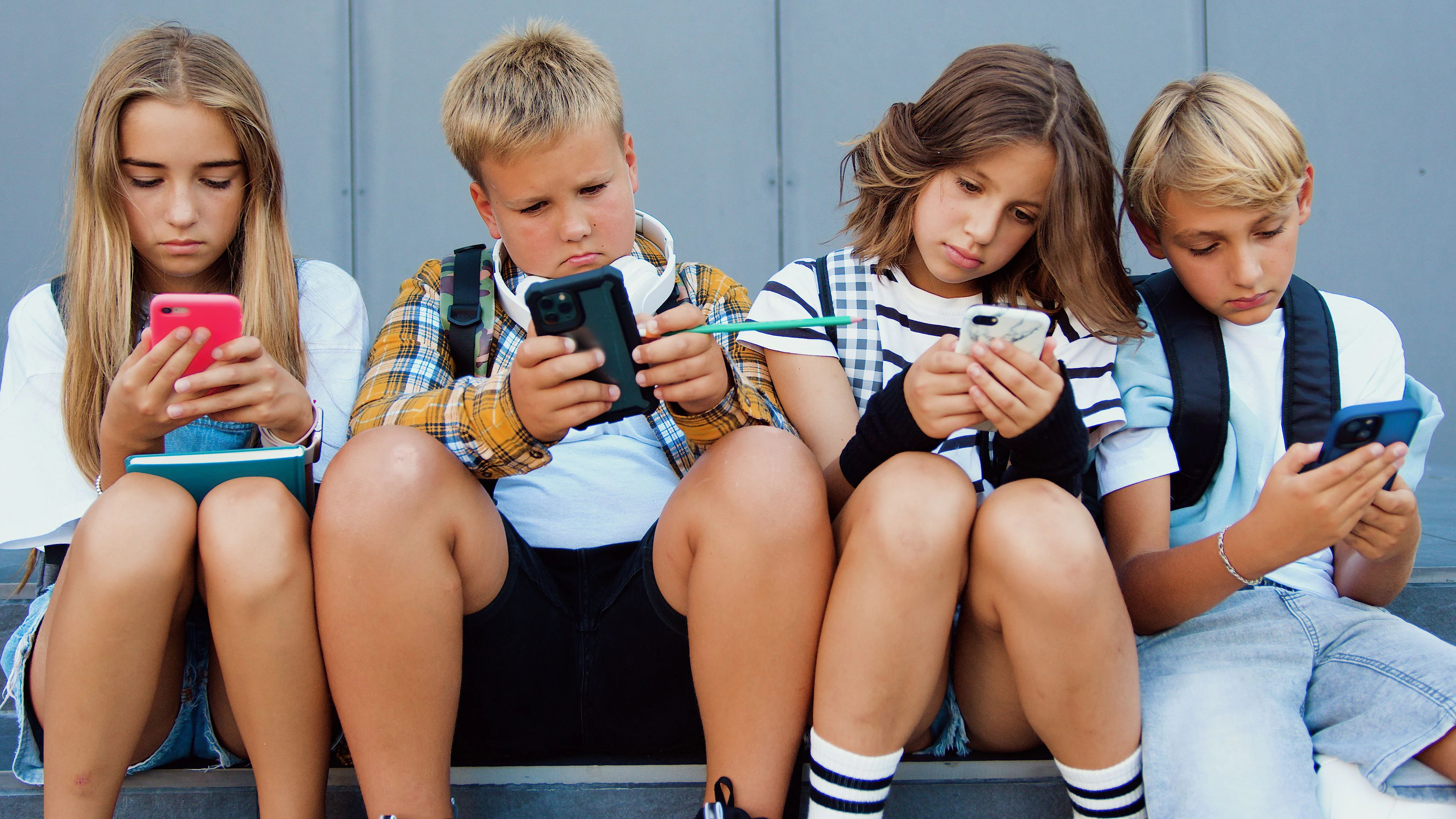 Dass Kinder und Jugendliche immer öfter immer länger am Handy hängen, ist für die Lesekompetenz alles andere als förderlich
