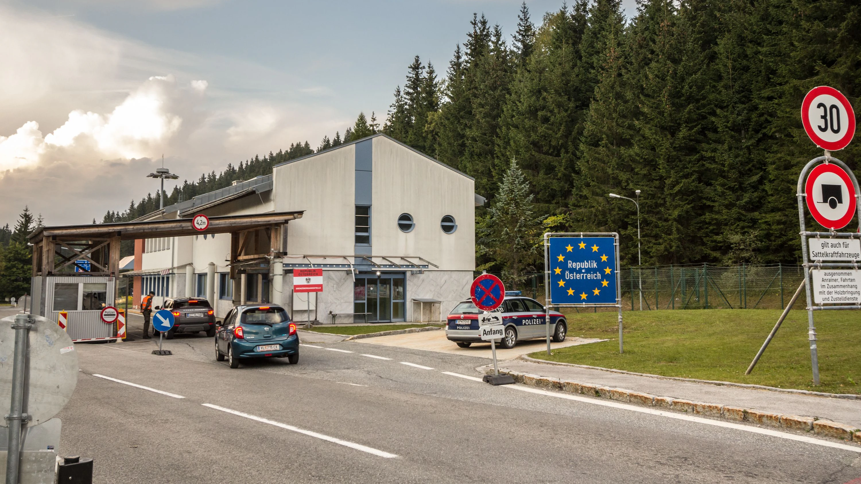  Die Behörde warnt eindringlich vor den rechtlichen, finanziellen und gesundheitlichen Folgen von Spontankäufen im Ausland.