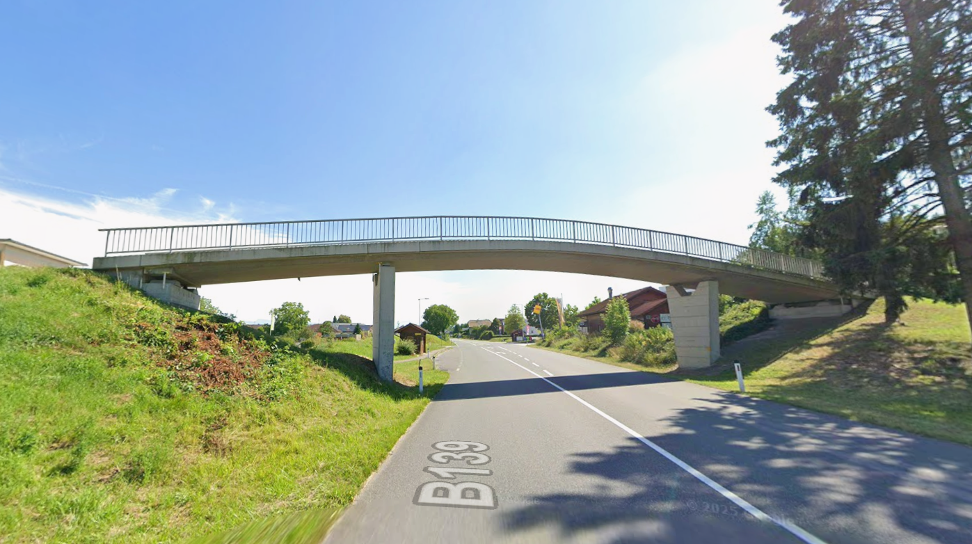 Die Kinder schütteten von der Brücke aus Wasser auf vorbeifahrende Autos.