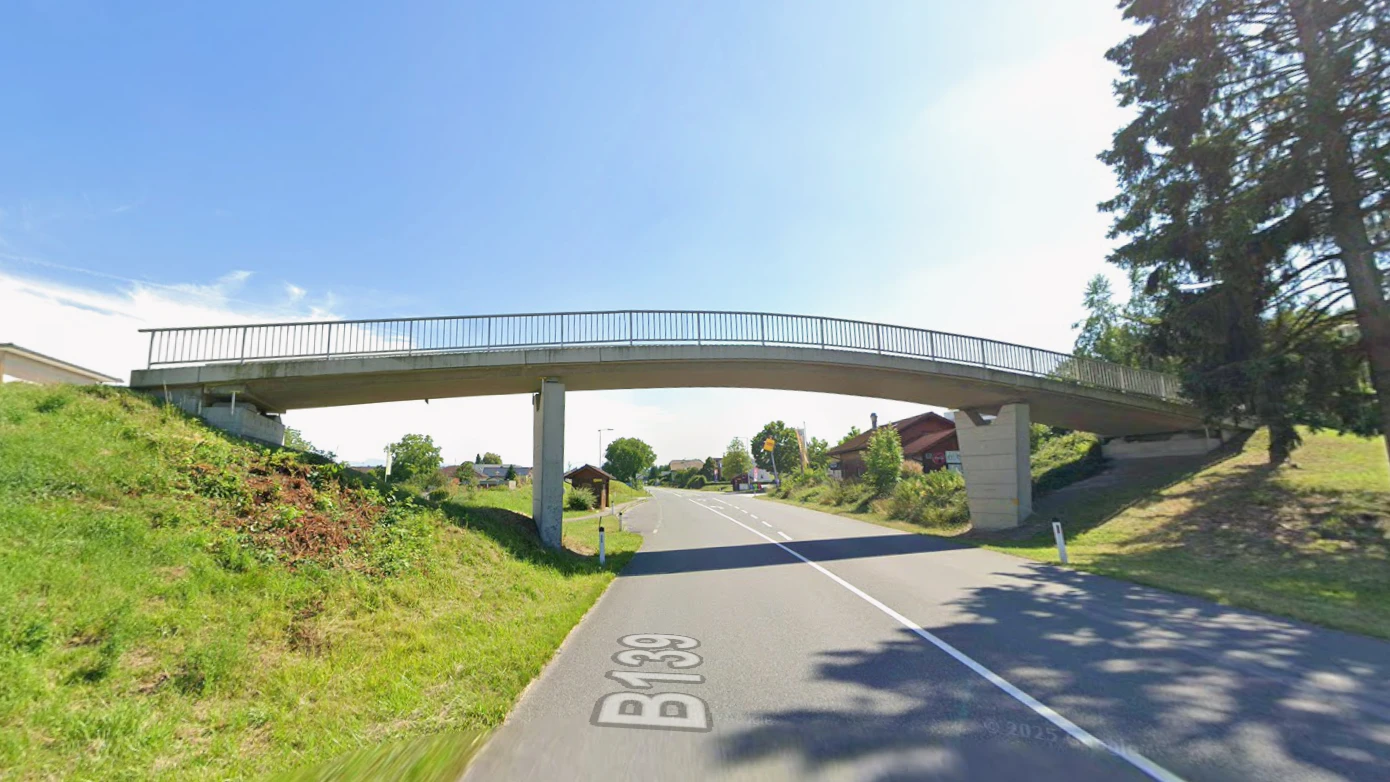 Die Kinder schütteten von der Brücke aus Wasser auf vorbeifahrende Autos.