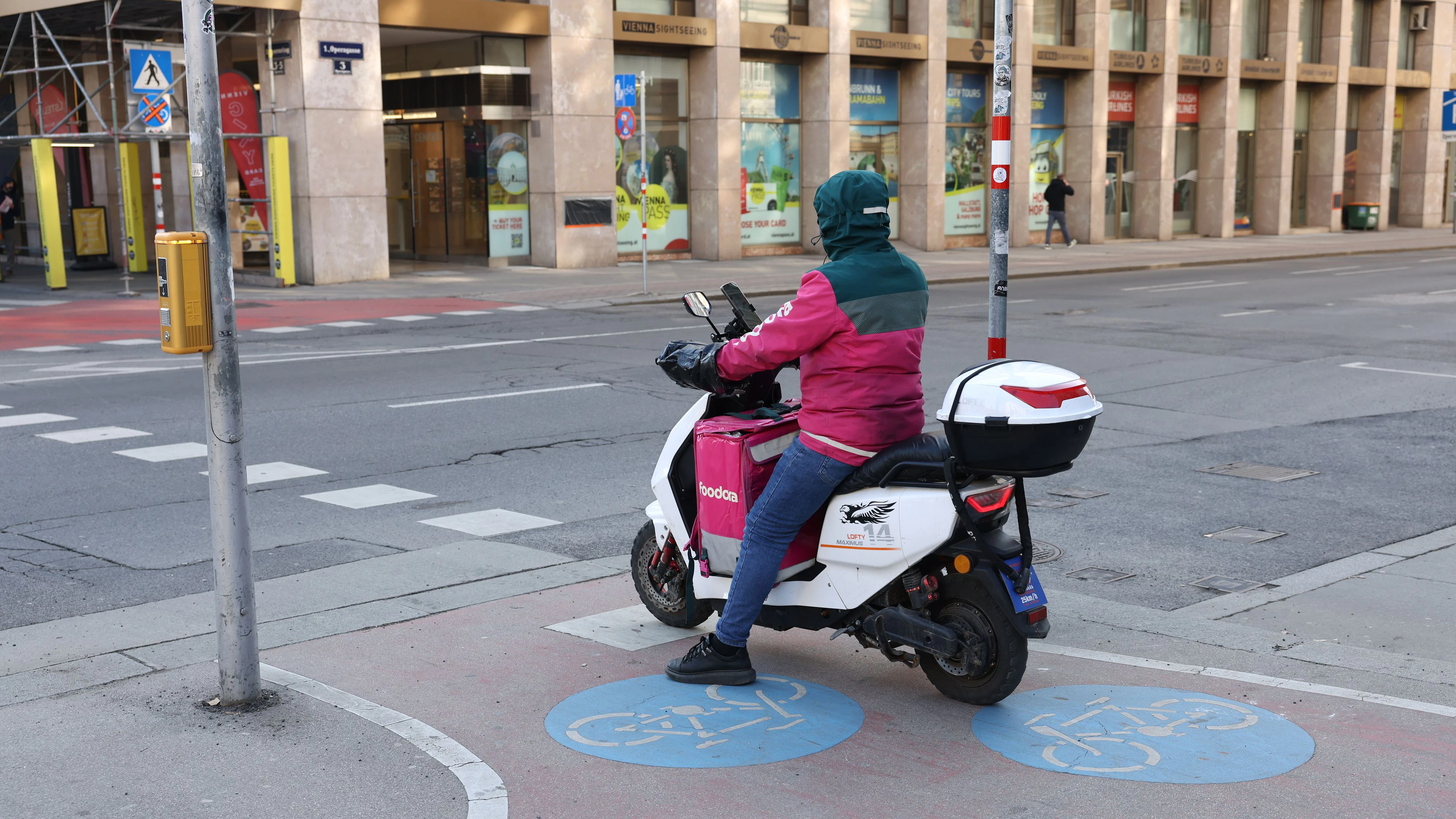 20260226 / lieferservice foodora e-moped am radweg / foto: sabine hertel / tageszeitung heute