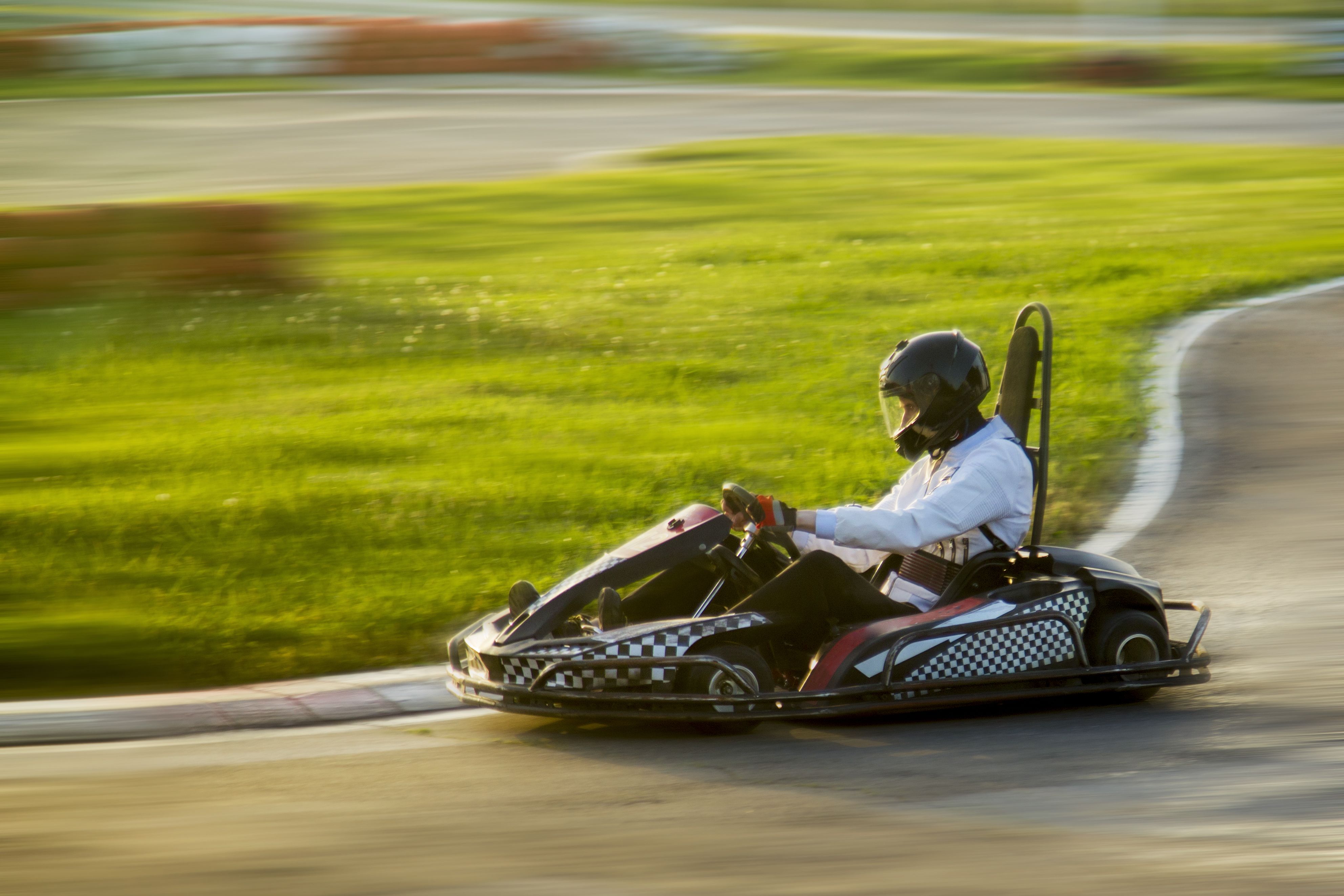 Das Mädchen war mit einem Gokart unterwegs.