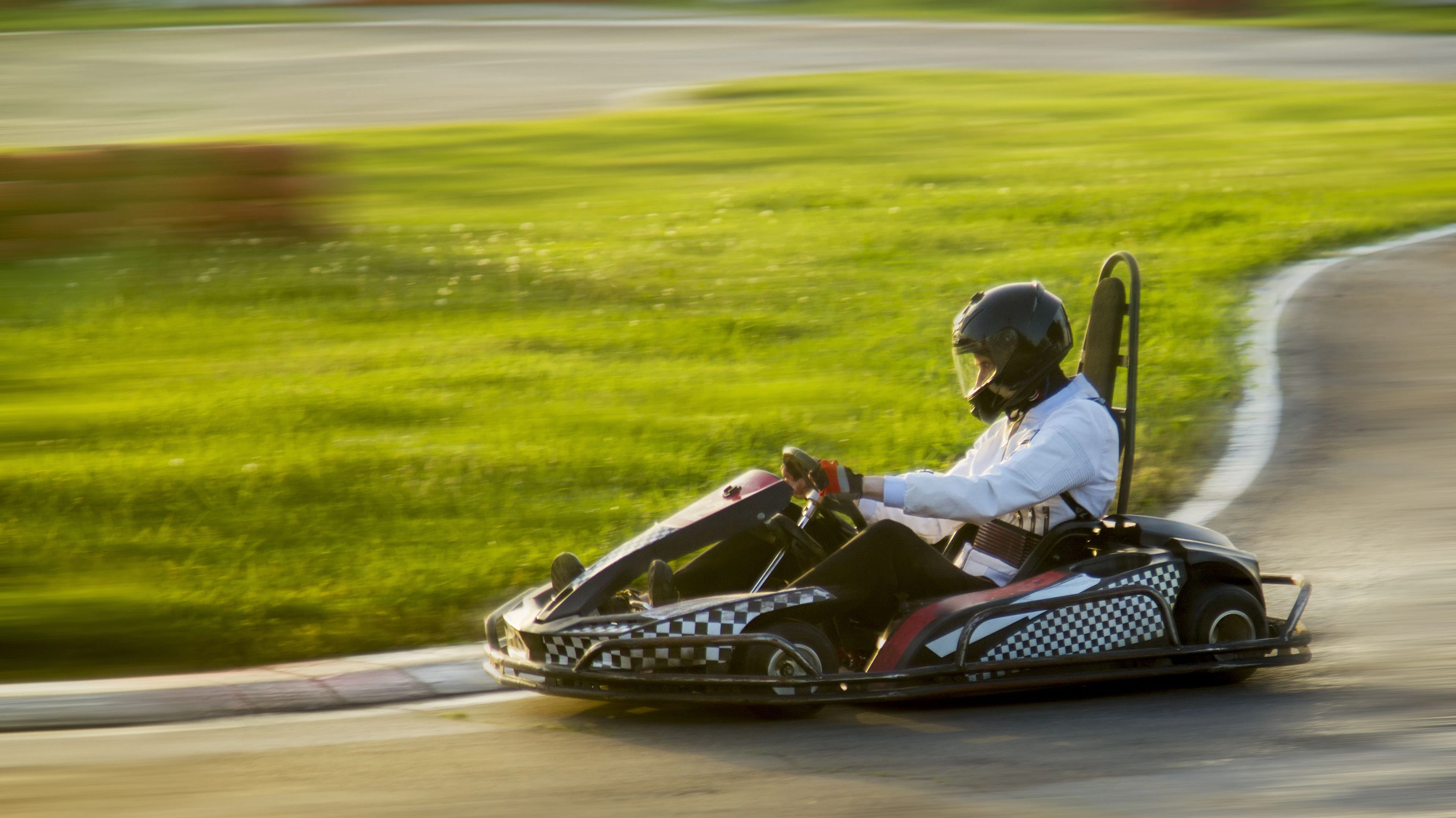 Das Mädchen war mit einem GoKart unterwegs.