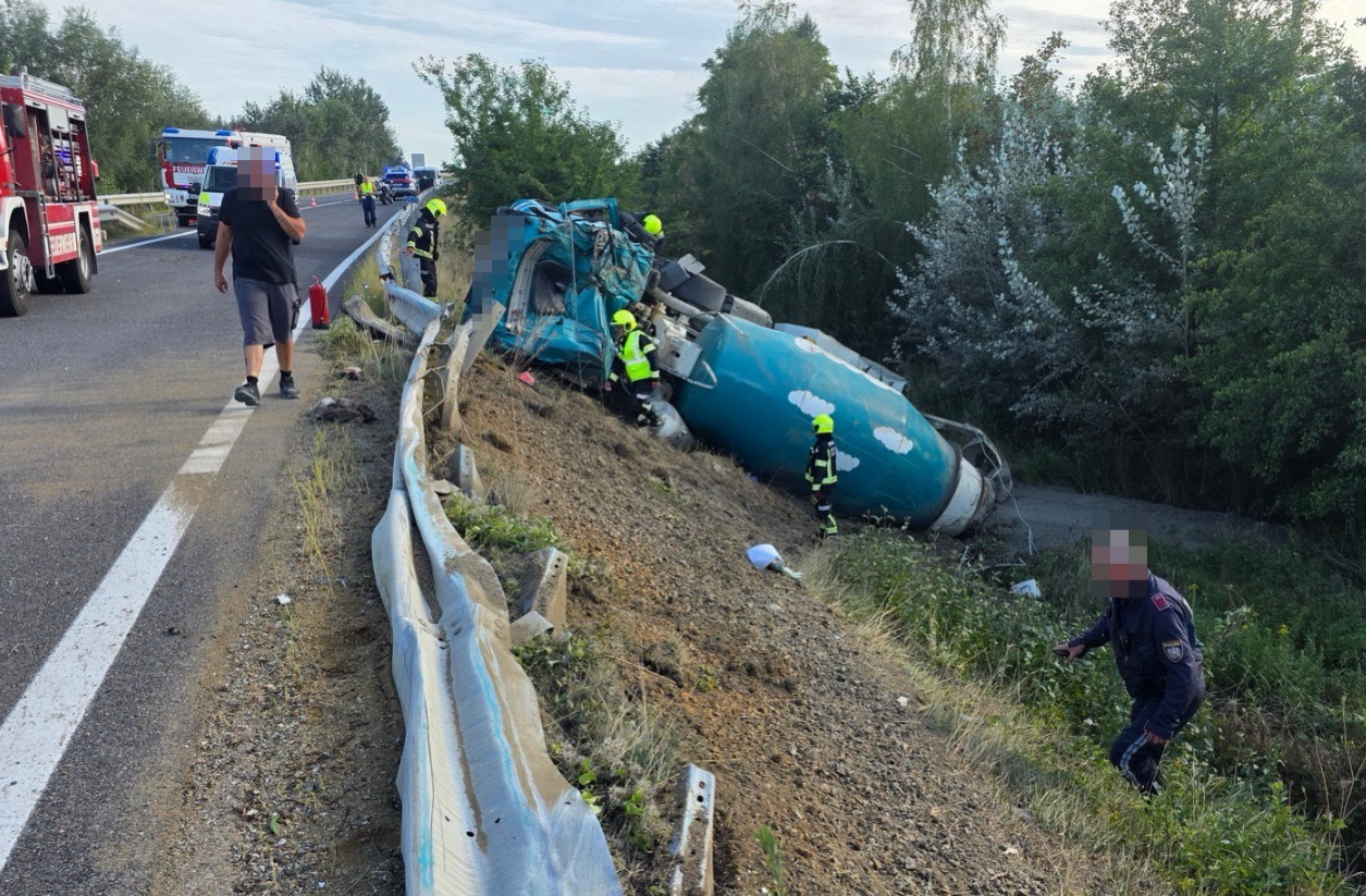 Der Betonmischwagen stürzte über eine Böschung.