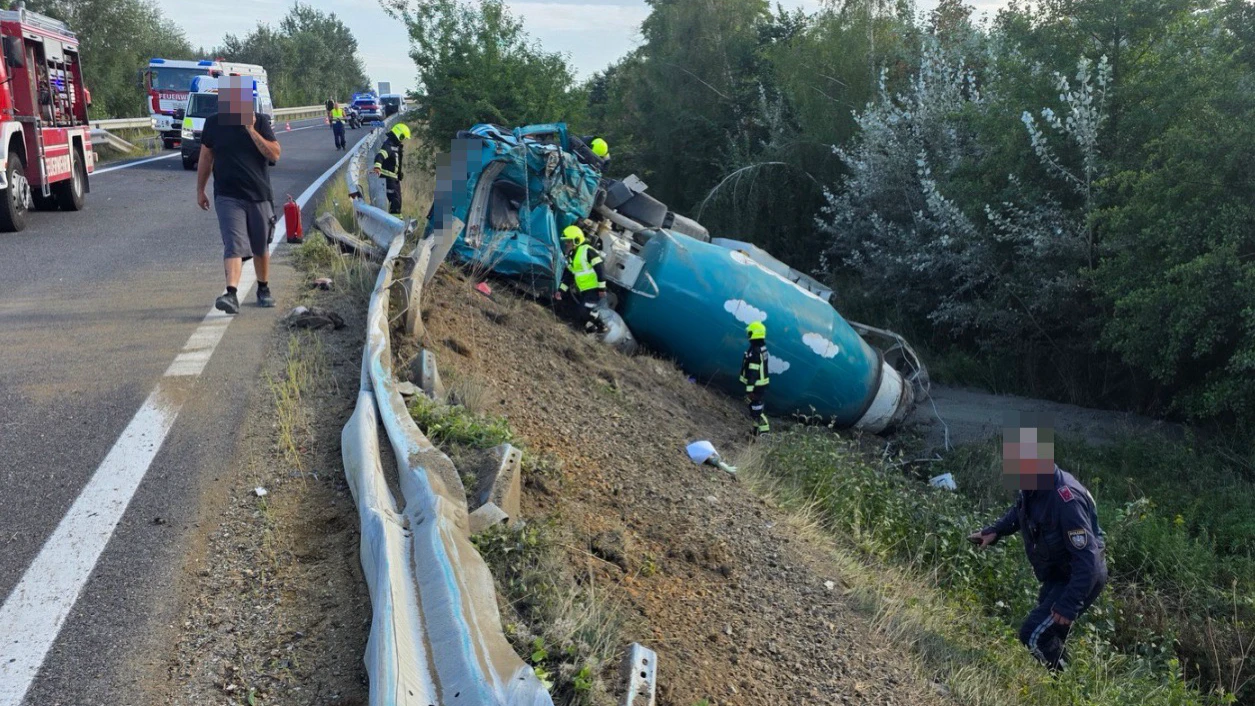 Der Betonmischwagen stürzte über eine Böschung.
