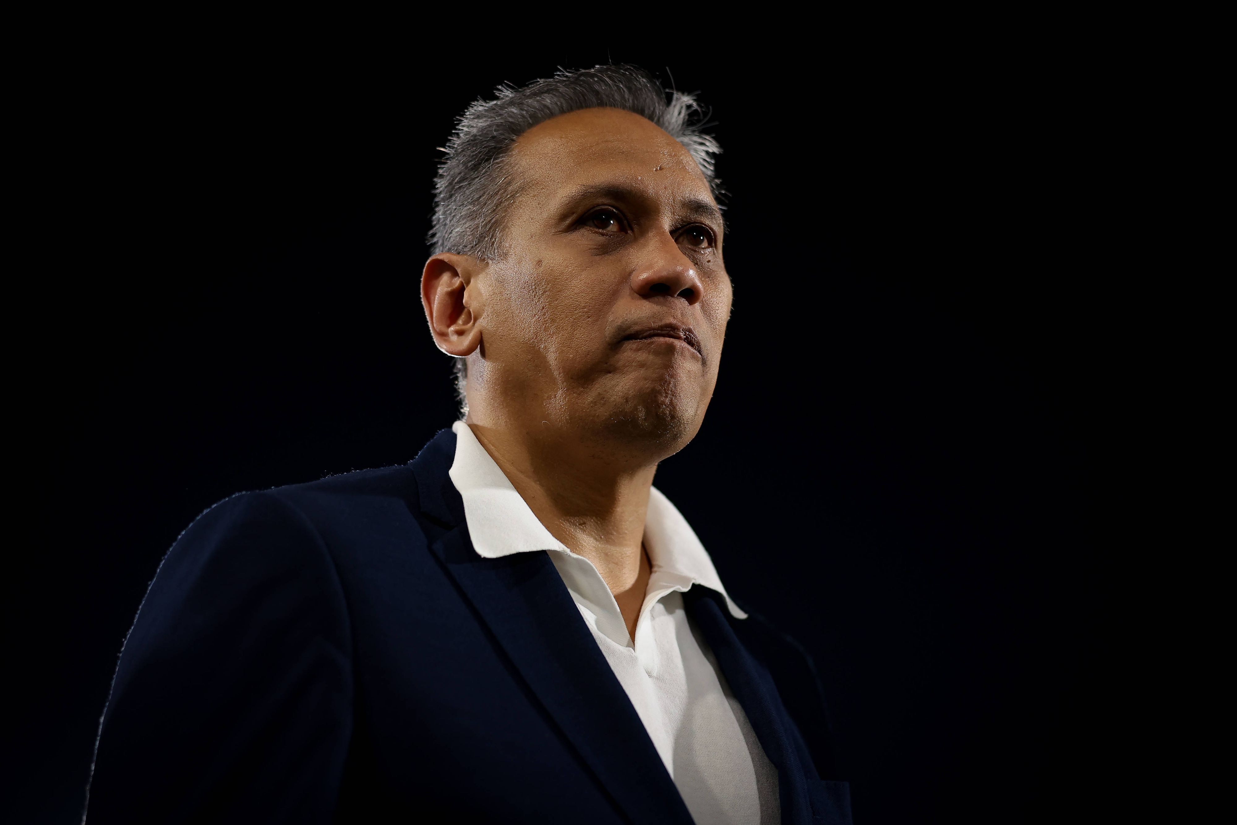 Como-Präsident Mirwan Suwarso stellt sein CL-Ticket einem Fan zur Verfügung. 