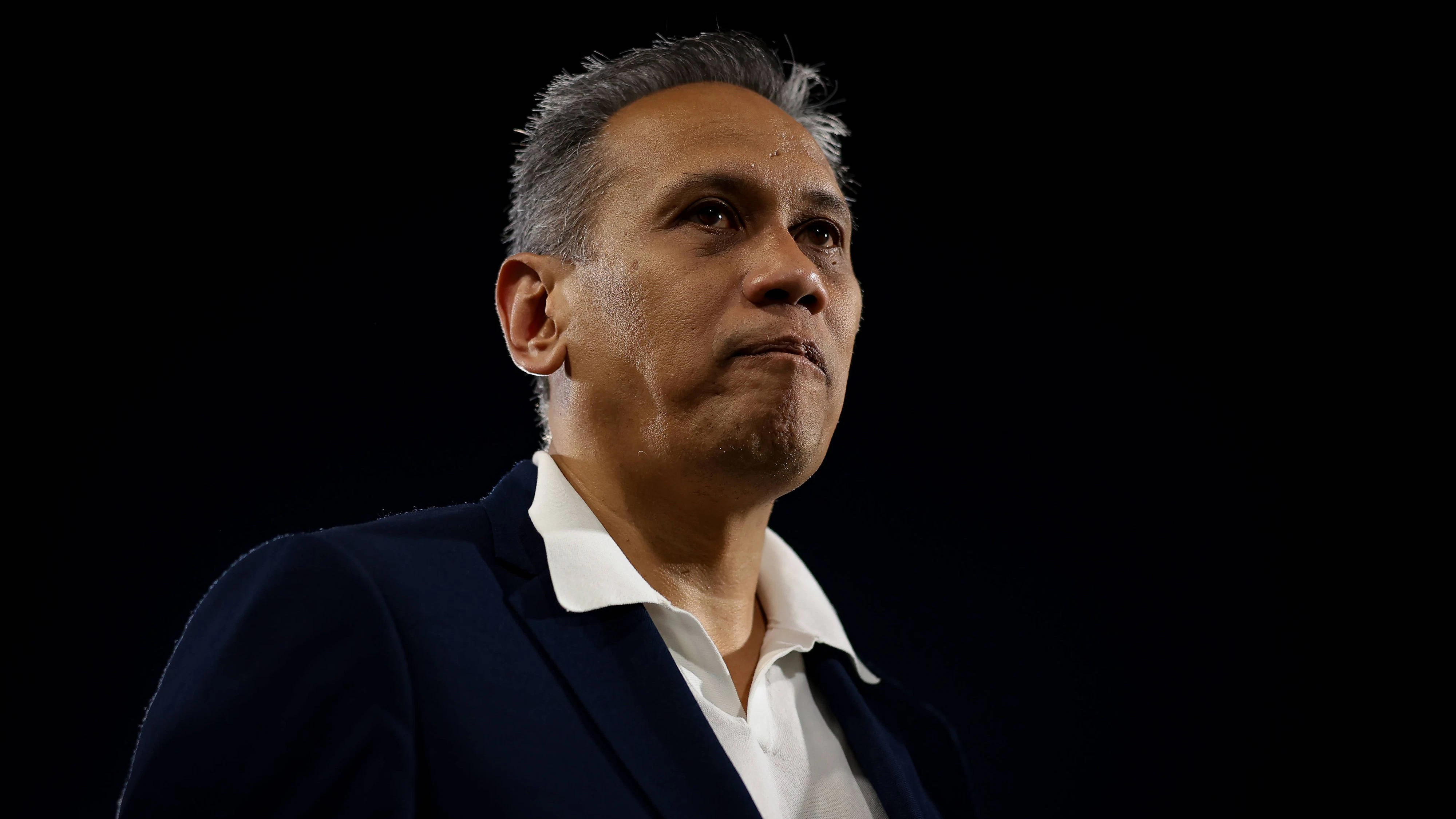 Como-Präsident Mirwan Suwarso stellt sein CL-Ticket einem Fan zur Verfügung. 