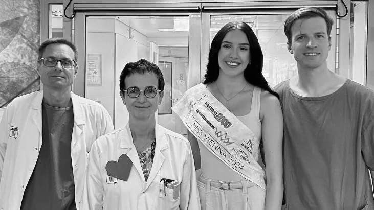 2024 zeigte sich "Miss Austria" Lucia Sisic noch dankbar mit einem Ärzte-Team im Wiener AKH.