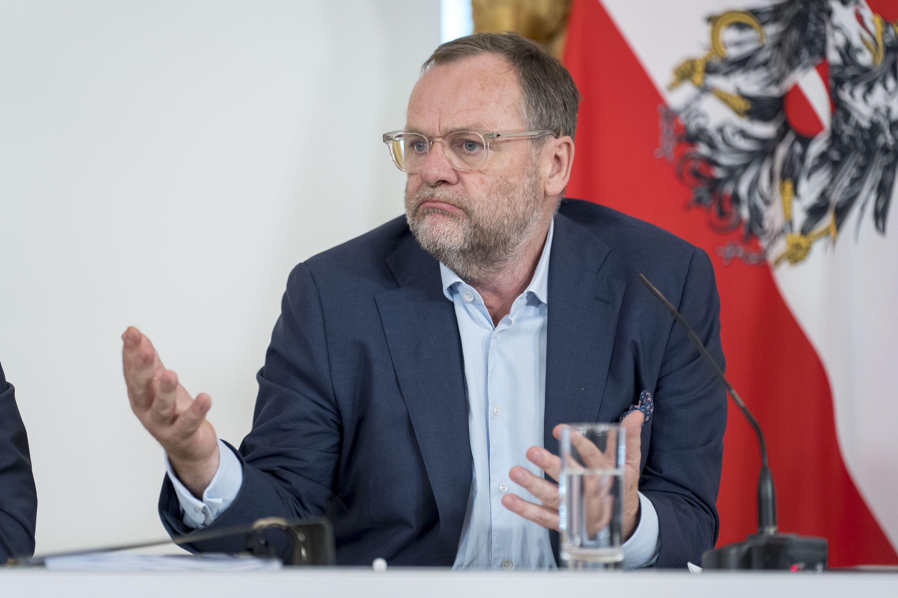Entbürokratisierungen-Staatssekretär Sepp Schellhorn (Neos) will statt Ämter-Marathon nur mehr eine Anlaufstelle für Firmen bei Genehmigungsverfahren.