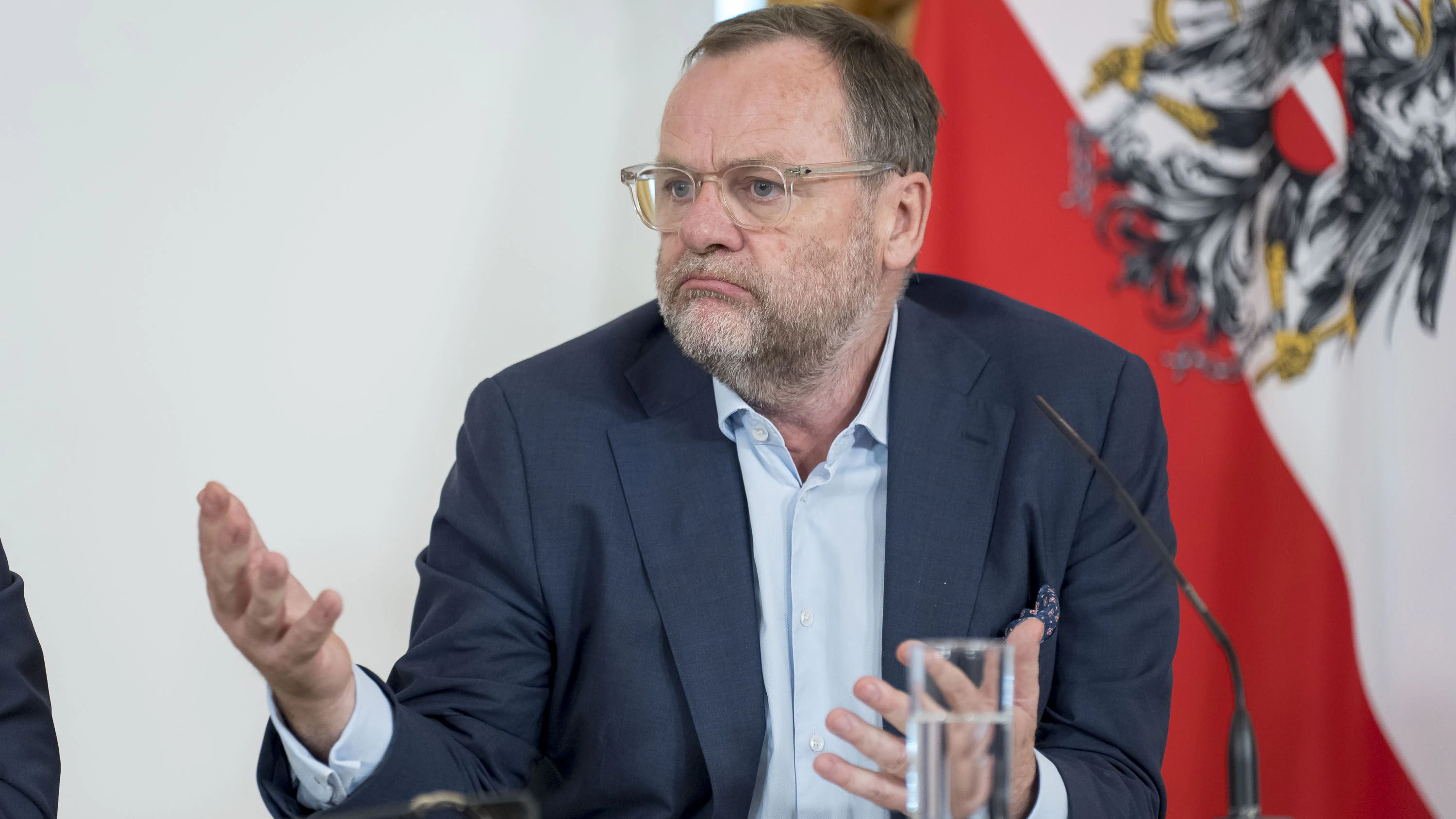 Entbürokratisierungs-Staatssekretär Sepp Schellhorn (Neos) will statt Ämter-Marathon nur mehr eine Anlaufstelle für Firmen bei Genehmigungsverfahren.