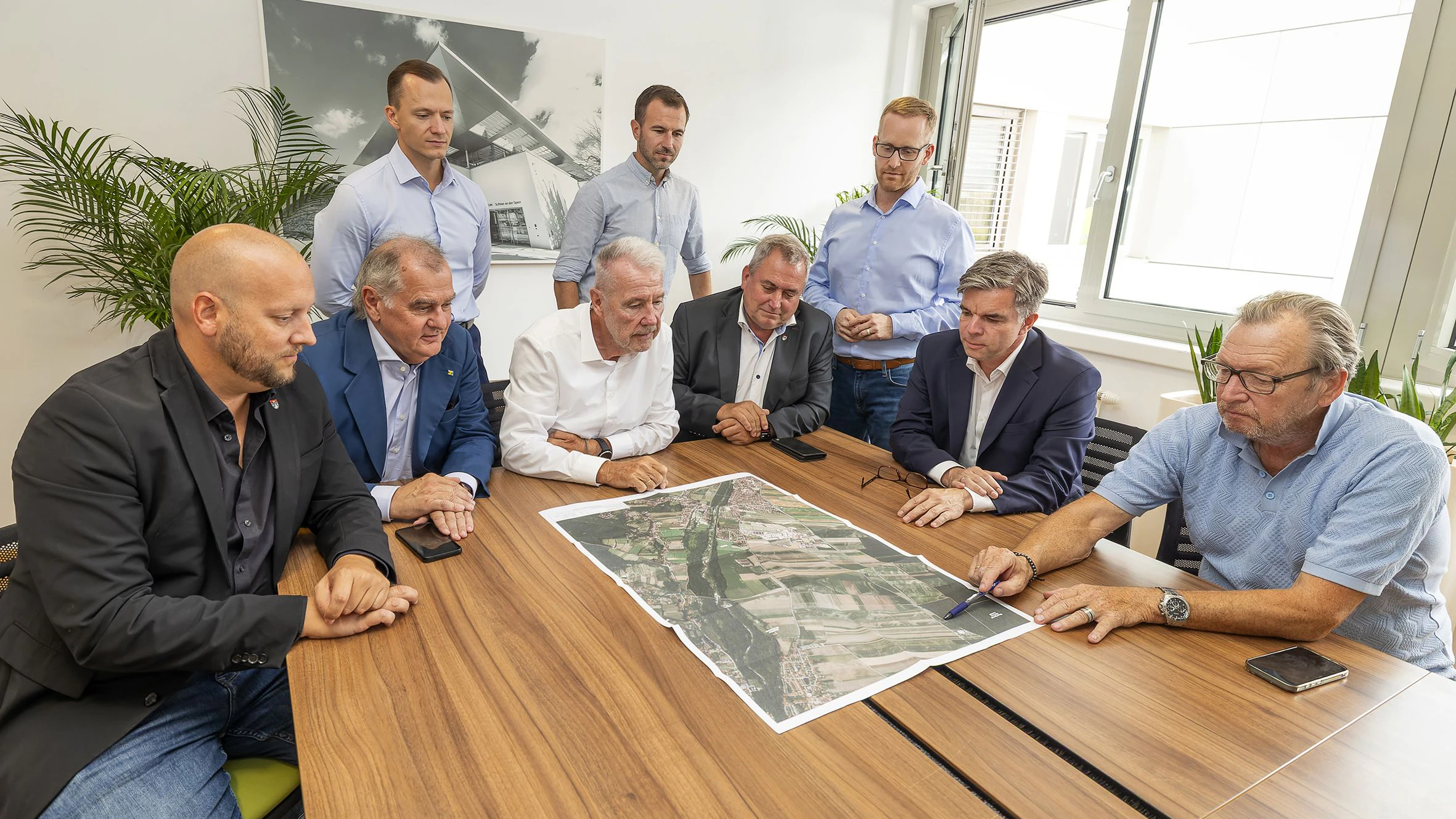 Geschäftsführender Gemeinderat David Diabl (Marktgemeinde Lanzenkirchen), Stadtrat LAbg. Franz Dinhobl, Gemeinderat Nikolaus Dopler, Bürgermeister Klaus Schneeberger, Bauamtsleiter Matthias Birnbaumer (Marktgemeinde Lanzenkirchen), Lanzenkirchens Bürgermeister Bernhard Karnthaler, Amtsleiter Bernhard Jeitler-Haindl (Marktgemeinde Lanzenkirchen), WNSKS-Geschäftsführer Peter Eckhart und Wasserwerk-Leiter Manfred Becker
